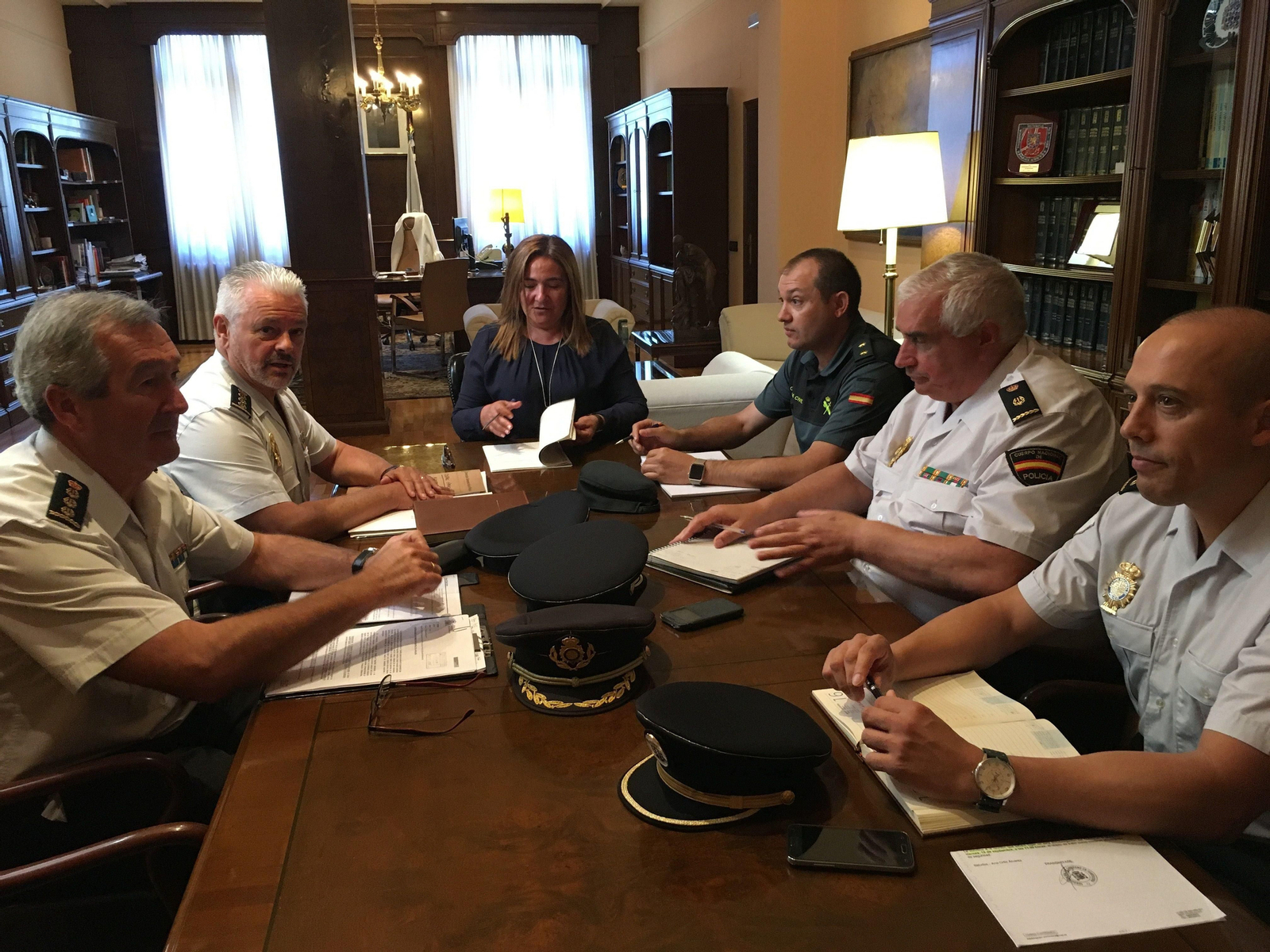 La subdelegada del Gobierno en Pontevedra, ayer, en la reunión mantenida con los mandos.