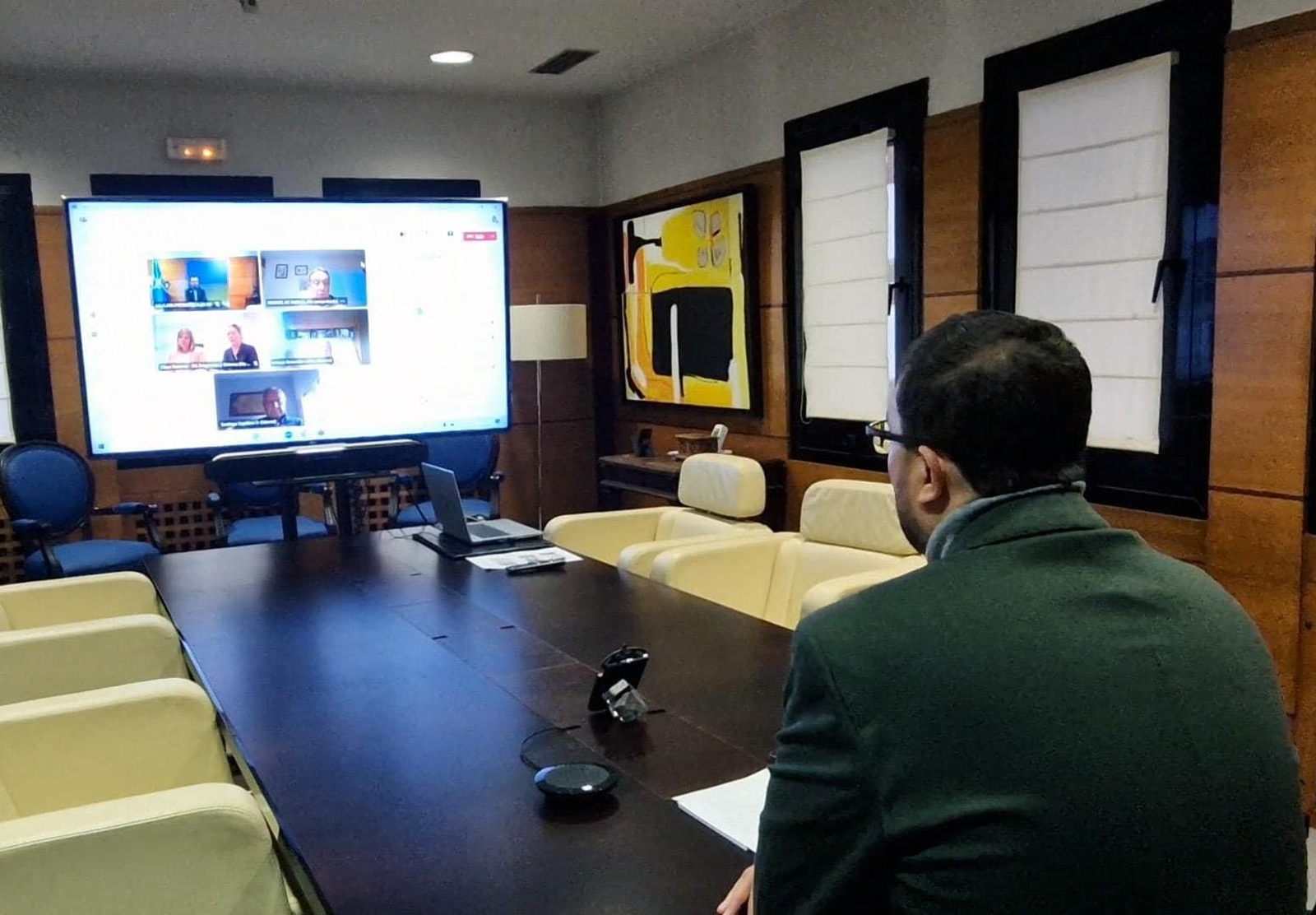 El presidente del Principado, Adrián Barbón, durante la reunión telemática con los Centros Asturianos en la Comunidad Valenciana, en la que también participaron la vicepresidenta del Principado, Gimena Llamedo y la directora General de Emigración, Olaya Romano.