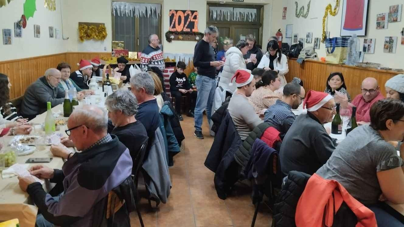 Los vecinos de Ventosa de San Pedro celebrando la Nochevieja el pasado nueve de diciembre. Foto: El Heraldo de Soria - Ó Carrascosa.
