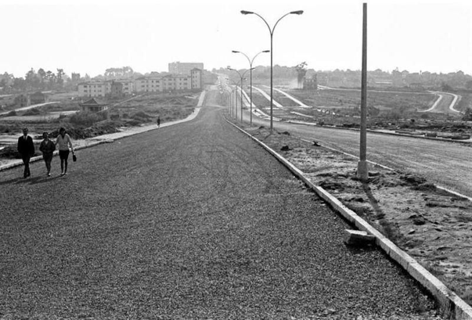 Así era la avenida  de Castelao, futuro  corazón del polígono de Coia. Empezaban a marcar la línea que seguiría la urbanización y los de la compañía que servían la energía eléctrica habían colocado  tres columnas,  en lo que se ve en la imagen. Ya se dejaba ver la amplia longitud del vial, a la que gana en extensión longitudinal otra avenida, la de Ramón Nieto, hecha la “medición” a ojo.