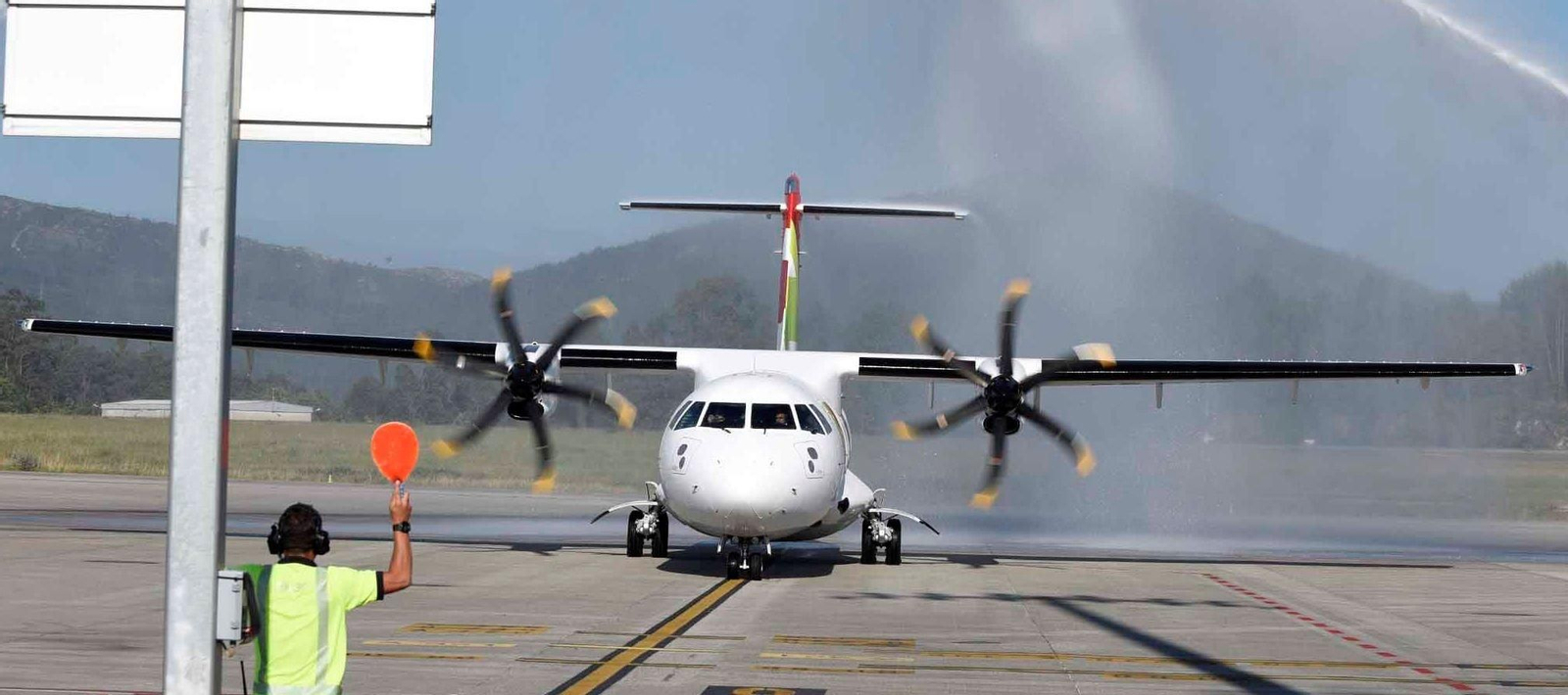 Llegada a Peinador del avión que realiza la línea directa Vigo-Lisboa con la TAP desde el pasado 1 de julio, es la única europea que funciona ahora en la terminal local.
