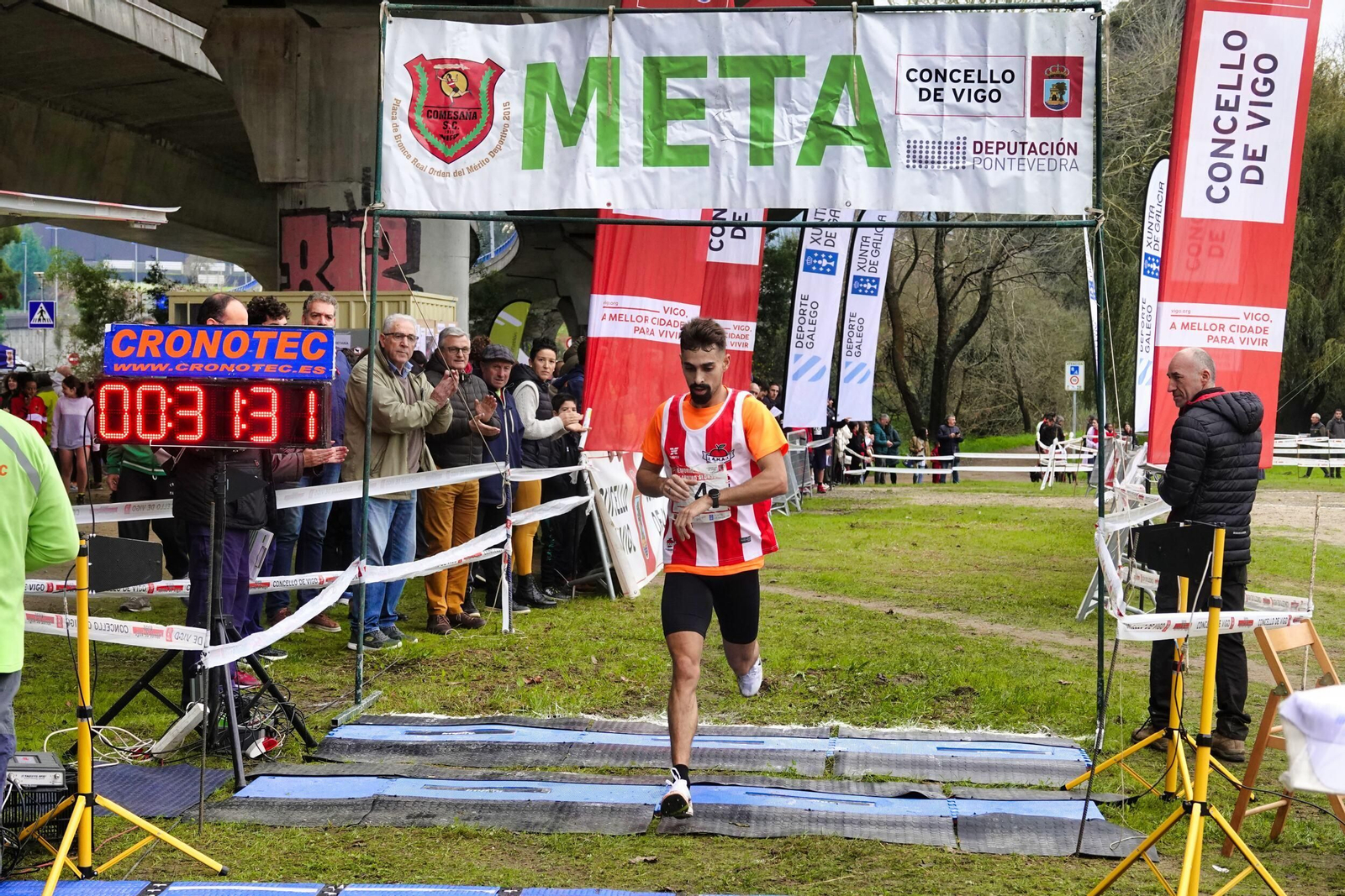 Llegada a meta de un corredor en el Memorial Belarmino Alonso de Cross.