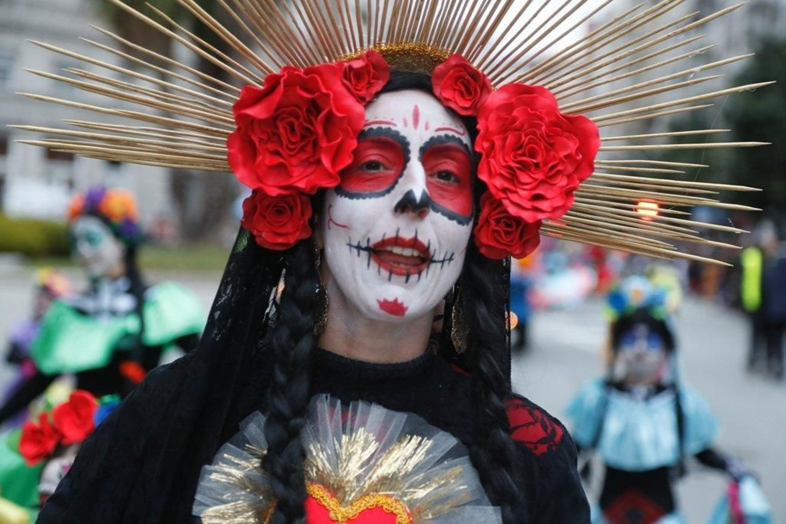 Las comparsas calientan el Entroido en Vigo Foto JVLandín 04
