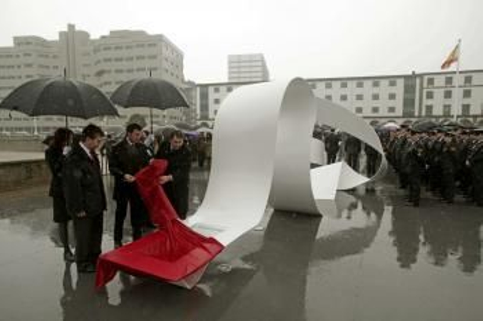 Un monumento recuerda a los héroes del Orzán