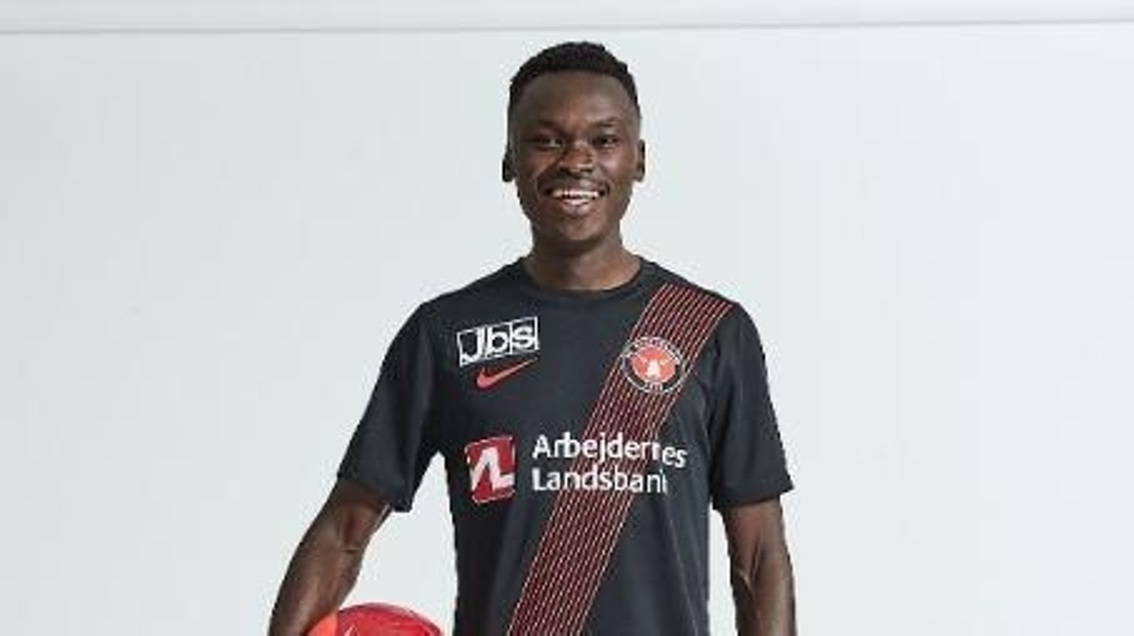 Pione Sisto lucirá el dorsal número 7 en el Midtjylland danés.