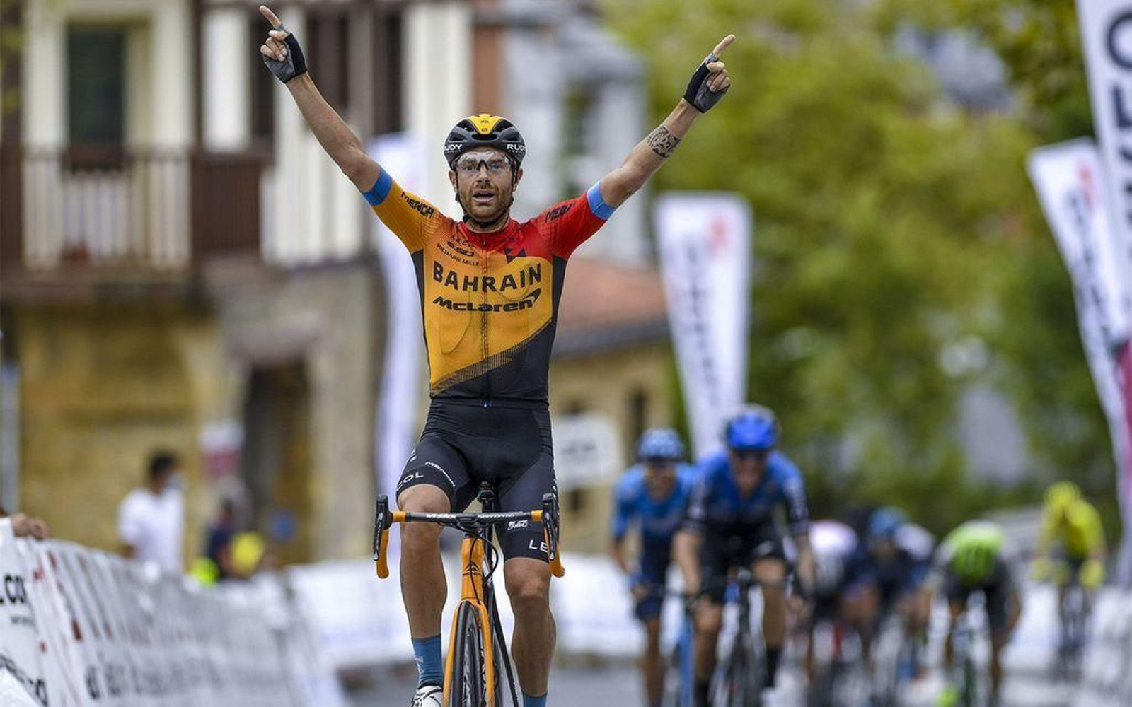 Caruso levantó los brazos con poco margen sobre los perseguidores.