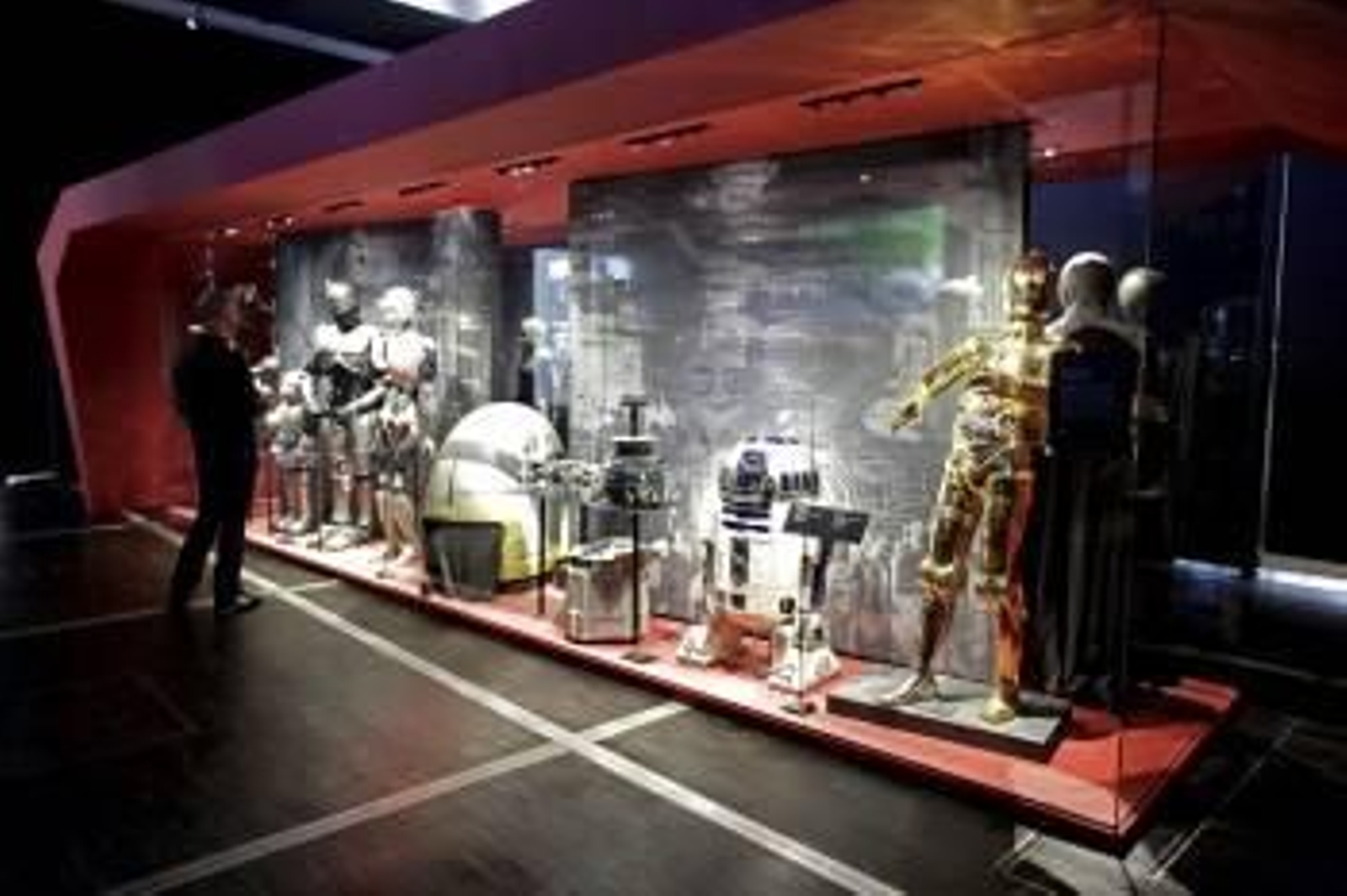 Fotografía de los androides de 'Star Wars' R2D2 y C3PO, escuderos de Luke Skywalker, de la muestra 'Ciencia y ficción, aventuras cruzadas'. (Foto: ARNAUD ROBIN)