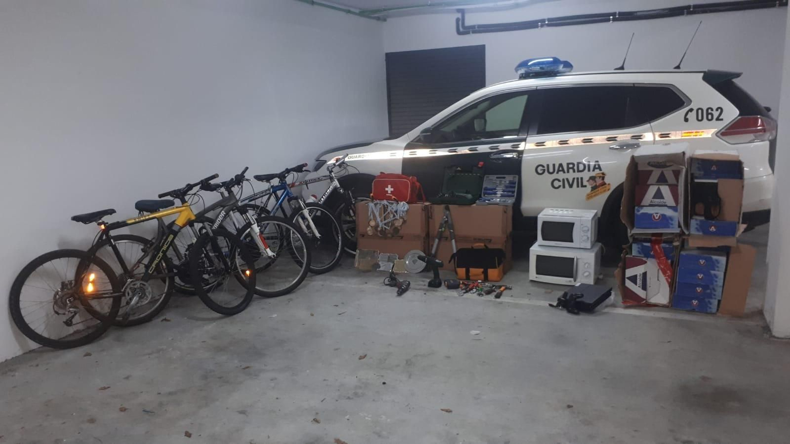 La Guardia Civil desarticuló un grupo organizado que estaba integrado por media docena de vecinos de A Guarda a los que se les atribuye la vinculación con algo más de una decena de robos cometidos durante los últimos meses en el interior de garajes, viviendas y algún establecimiento comercial.