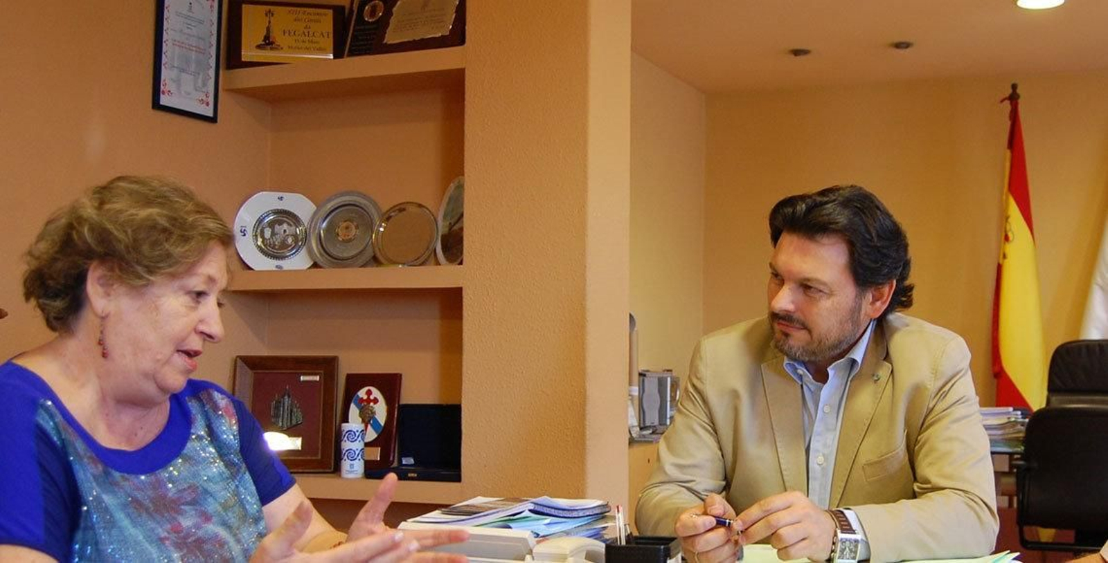 Carmen González Moreno, presidenta del Centro Gallego de Mallorca, durante su reunión con Rodríguez Miranda.
