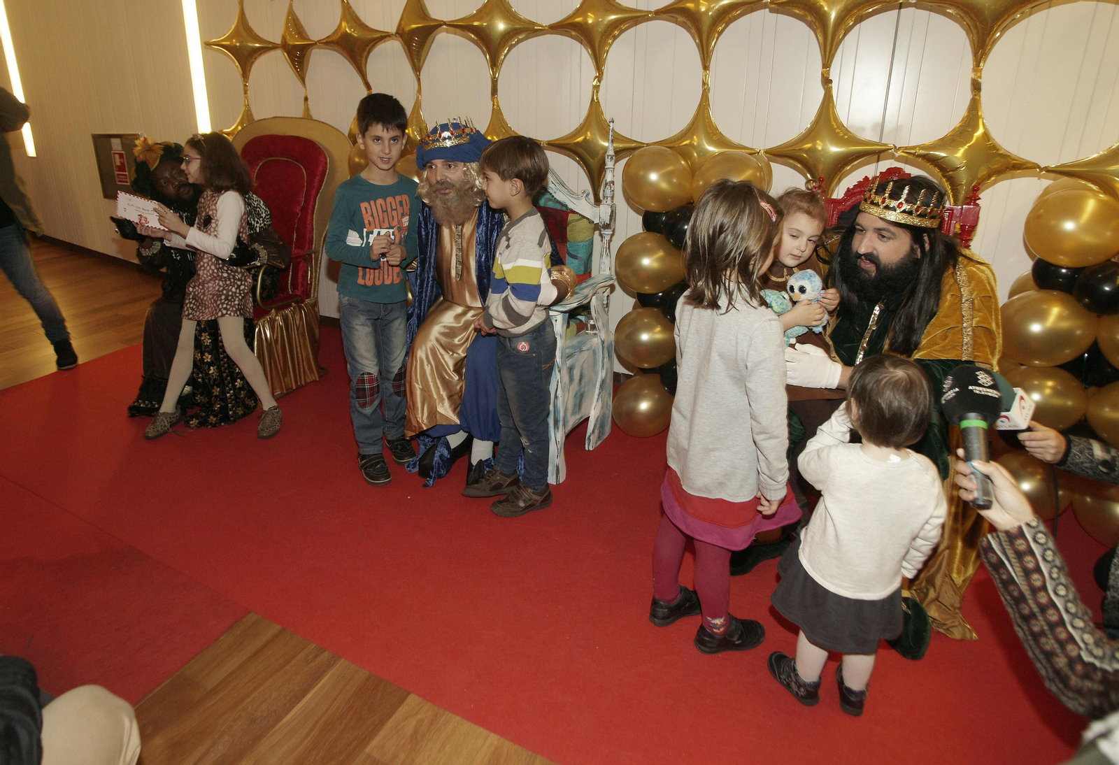 Los Reyes Magos ofrecieron la tradicional recepción en el auditorio municipal.