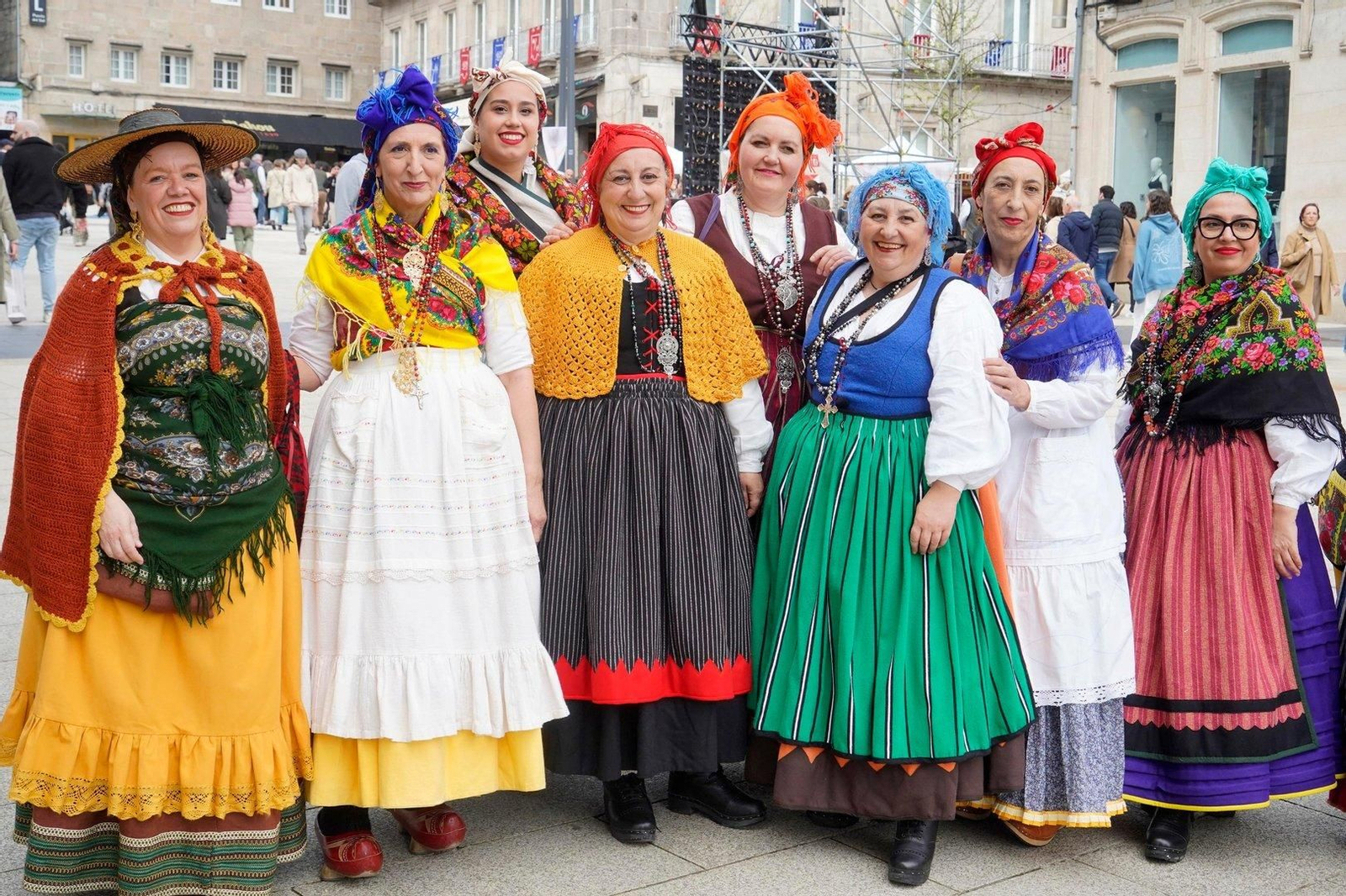 Gente vestida de época por la Reconquista.