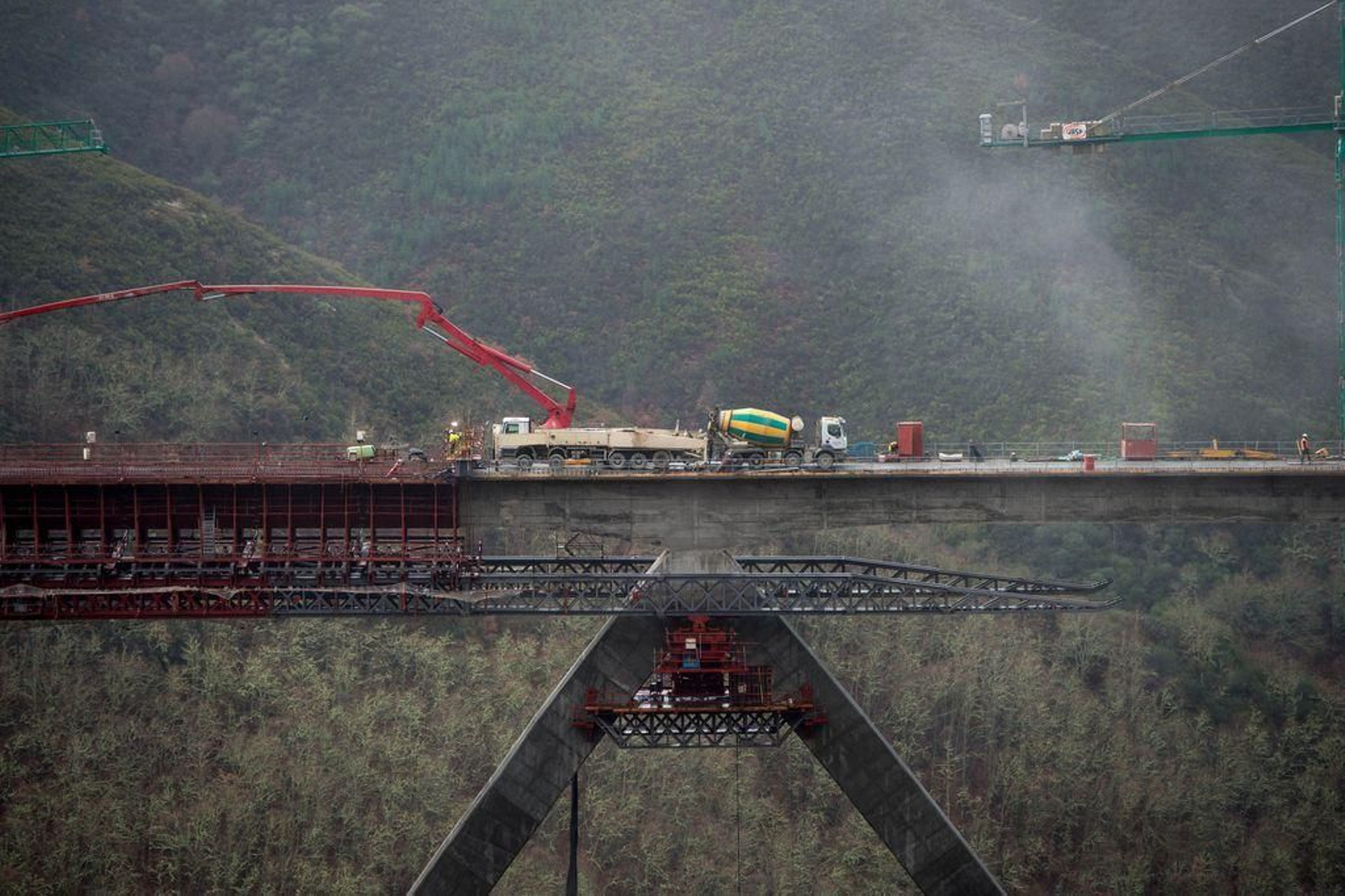 Panorámica de las obras del viaducto del AVE de As Teixeiras, en Laza.