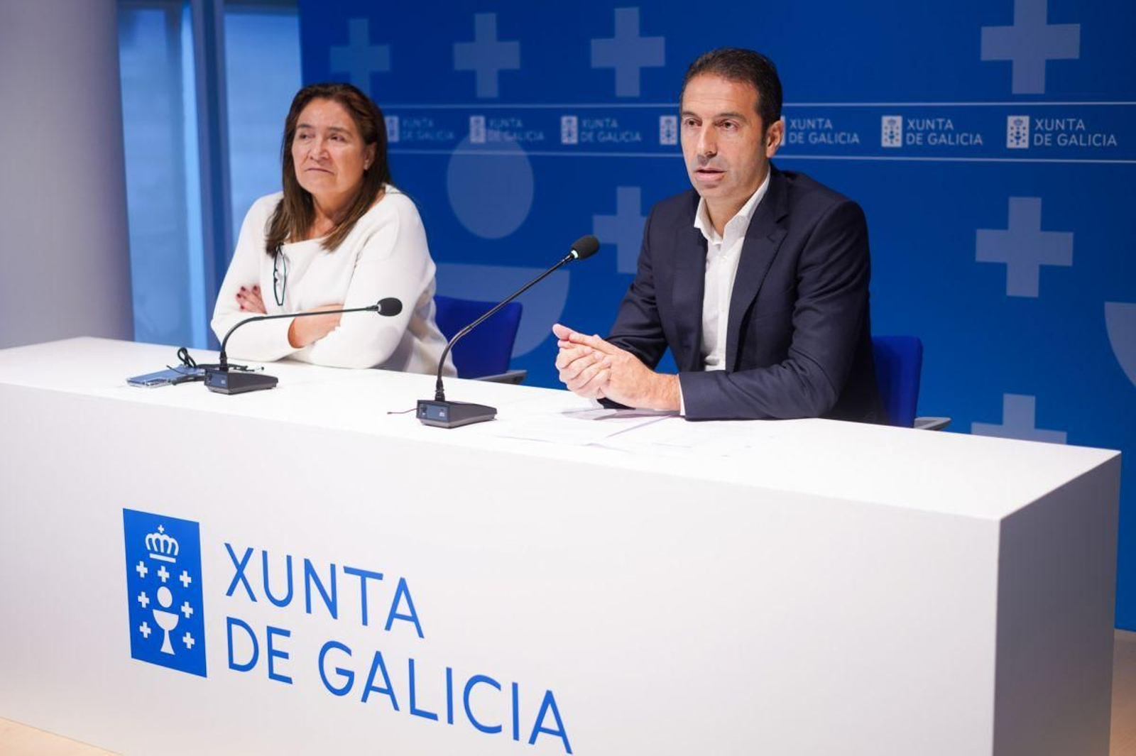 La delegada Ana Ortiz y el conselleiro de Mar, Alfonso Villares, ayer en Vigo.