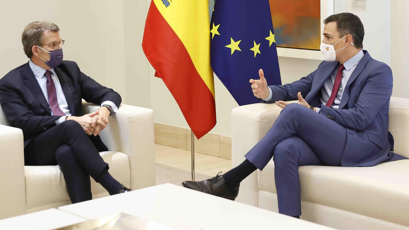 El presidente del Gobierno, Pedro Sánchez, recibió al nuevo líder del PP, Alberto Núñez Feijóo, en el Palacio de la Moncloa en Madrid. EFE/ Chema Moya