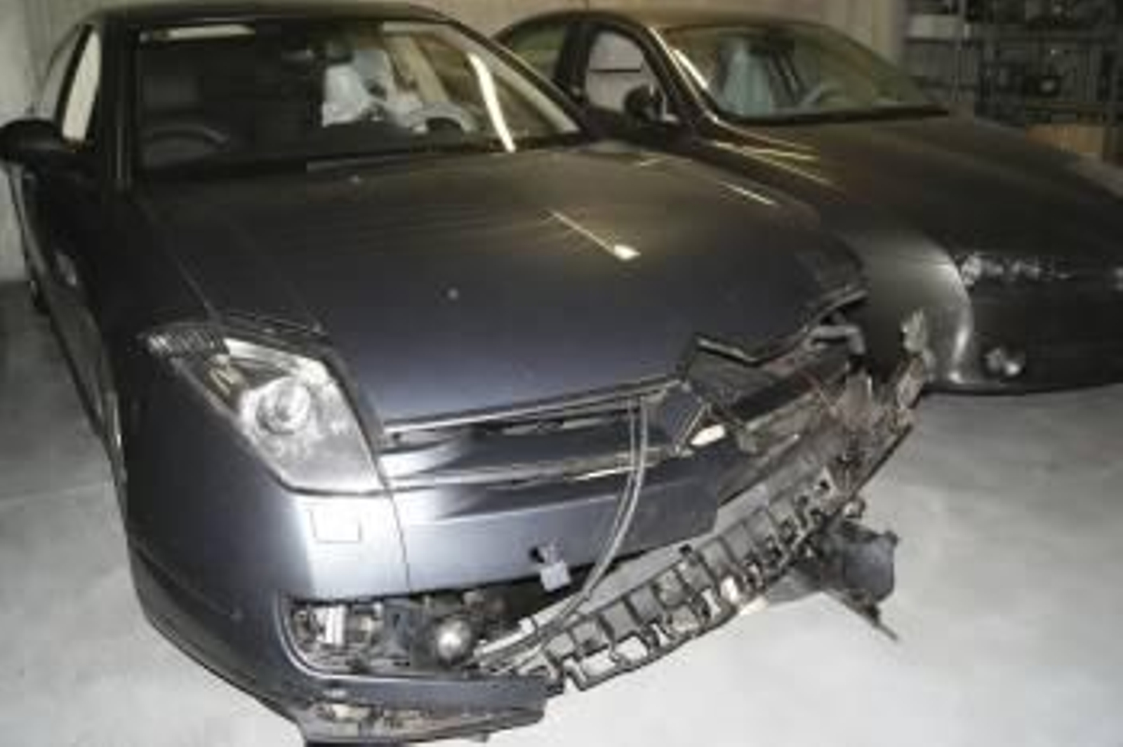 Estado del vehículo en el que viajaba Feijóo, después de chocar con dos jabalíes.  (Foto: ANTÍA FUENTES)