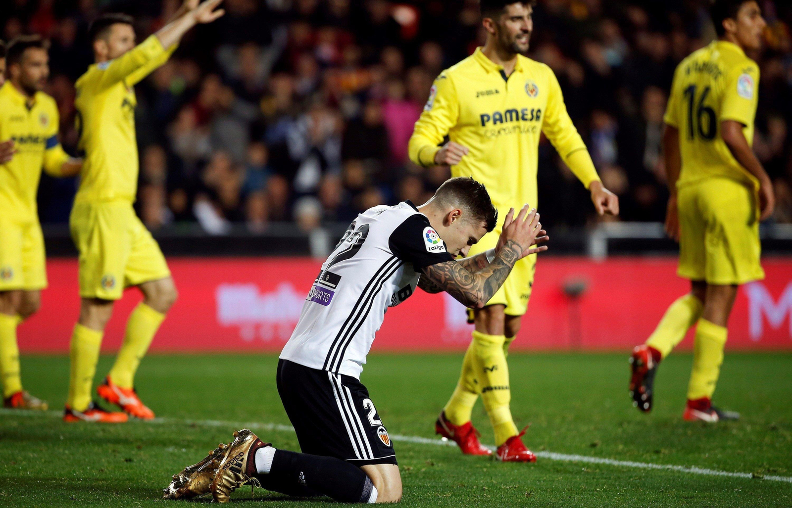 El delantero vigués del Valencia Santi Mina se lamenta durante una acción del partido de ayer.