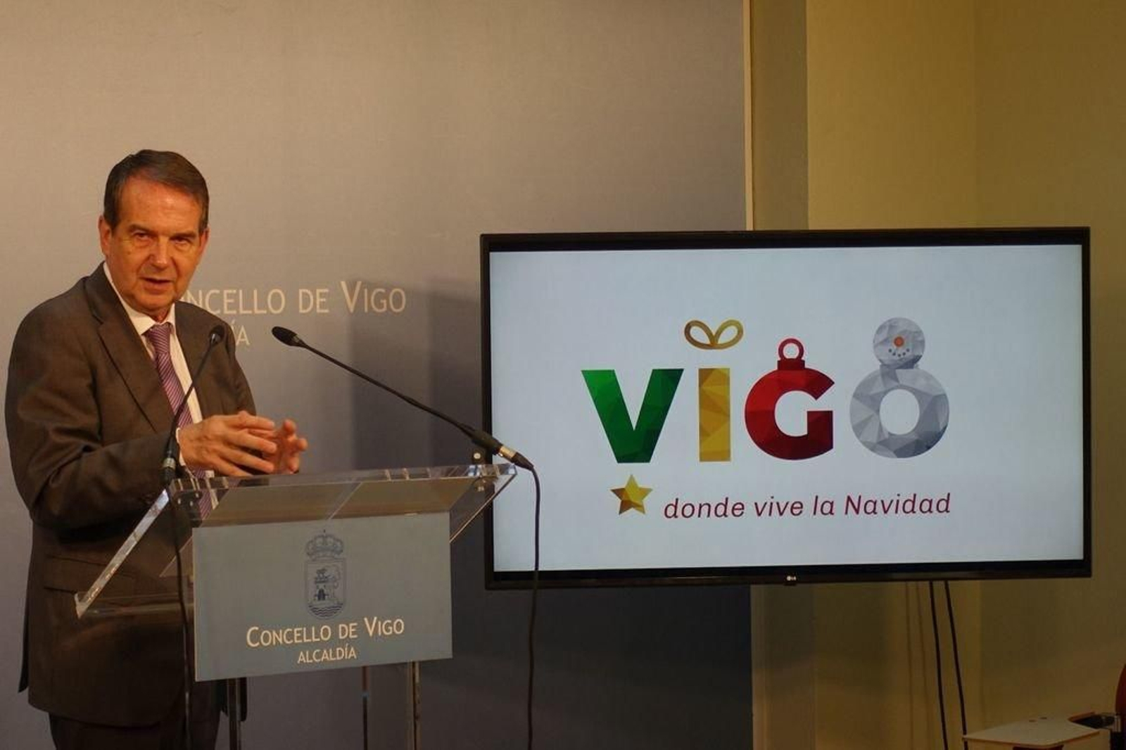 Abel Caballero presentó ayer el diseño de las letras del "photocall".