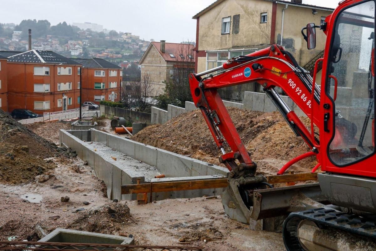 Las obras para instalar las nuevas escaleras mecánicas al centro de salud de Lavadores.