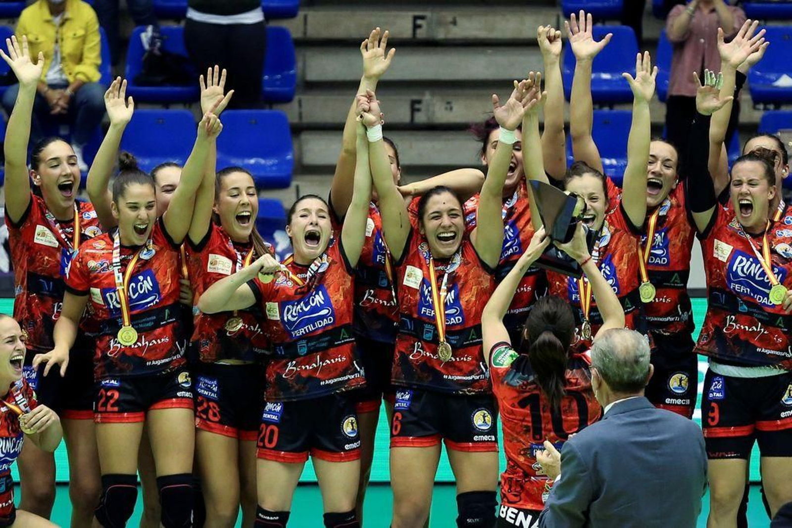 Estela Doiro celebra la victoria en la Supercopa con sus compañeras.
