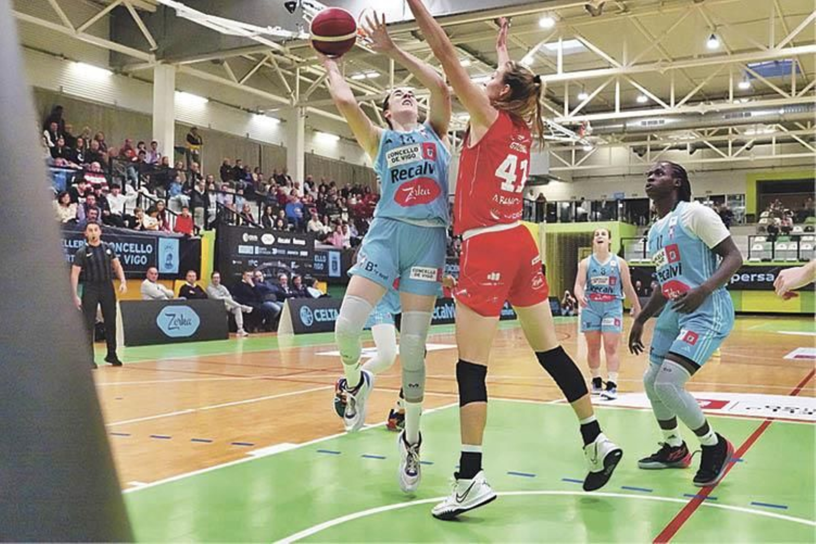 Elba Garfella trata de anotar ante Giomi y la céltica Musa en el partido disputado ayer en Navia.