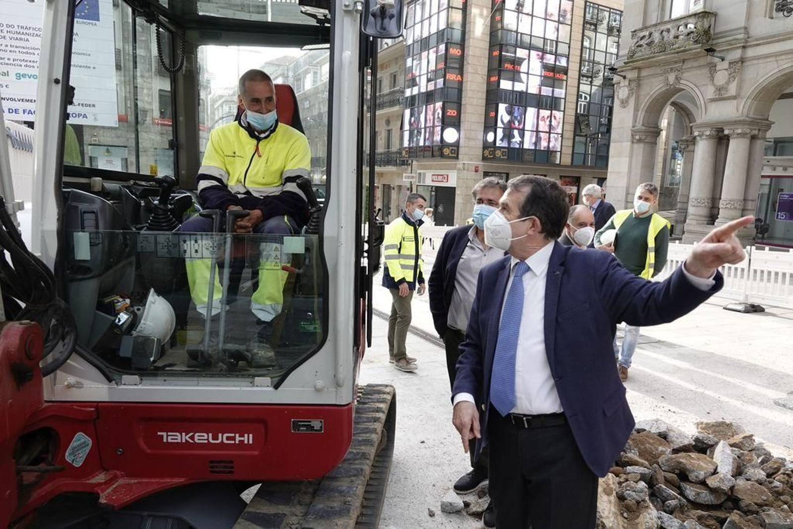 Abel Caballero,  en la vuelta de las máquinas a la Porta do Sol.