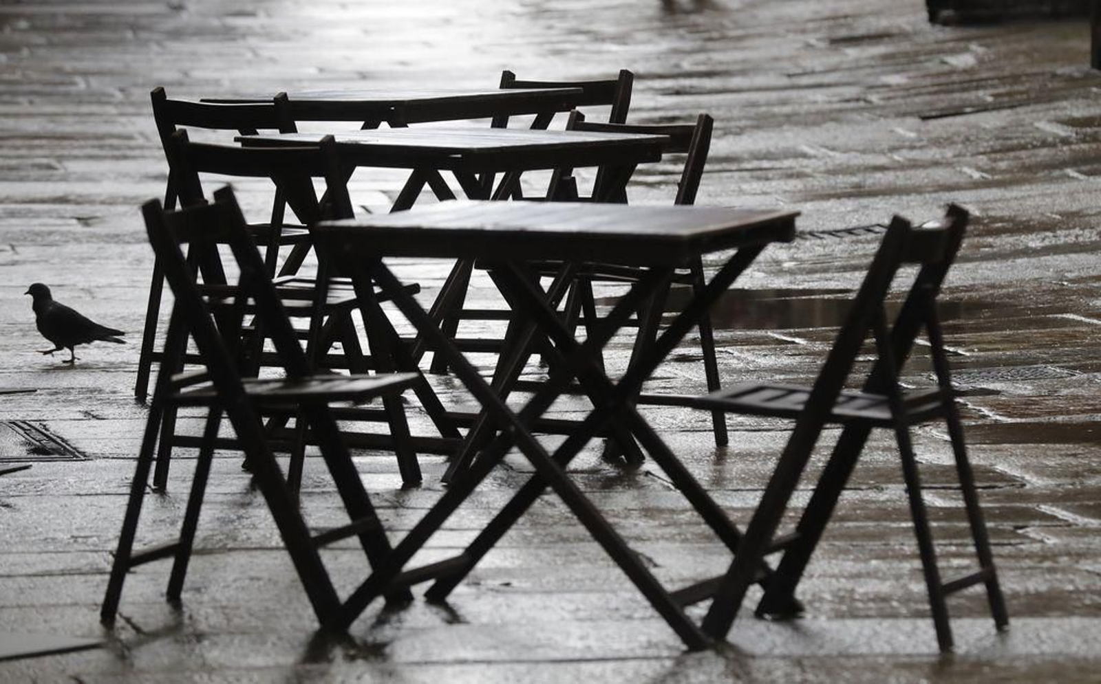 Aspecto que ofrecía ayer la terraza de un restaurante de Santiago de Compostela.