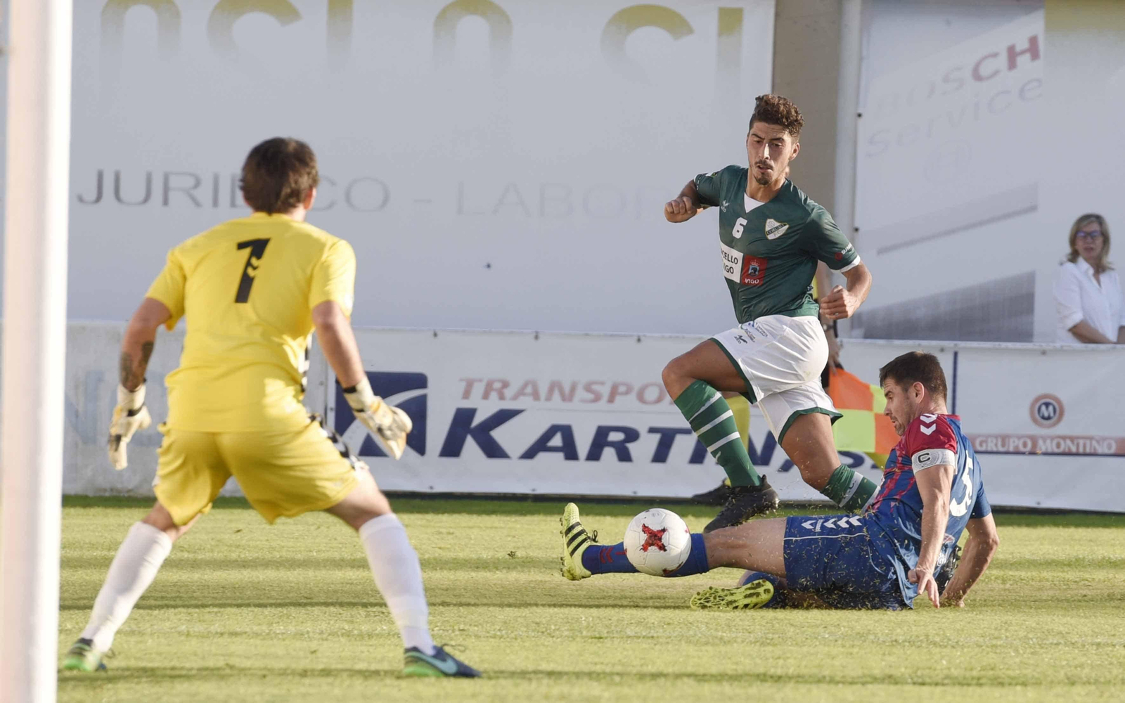 Fernando trata de eludir la entrada de un jugador de la Gimnástica.