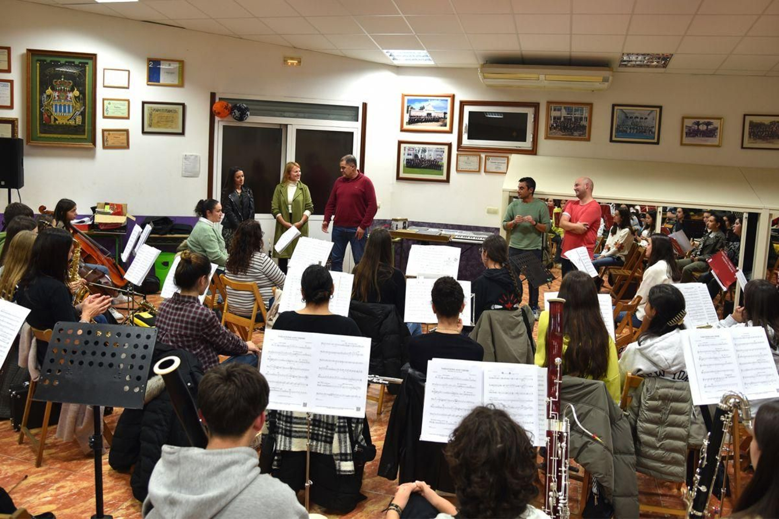 Visita de la alcaldesa, Loli Castiñeira, al ensayo de la Banda de Salceda para conocer la pieza  ‘Raíña Aragonta’.