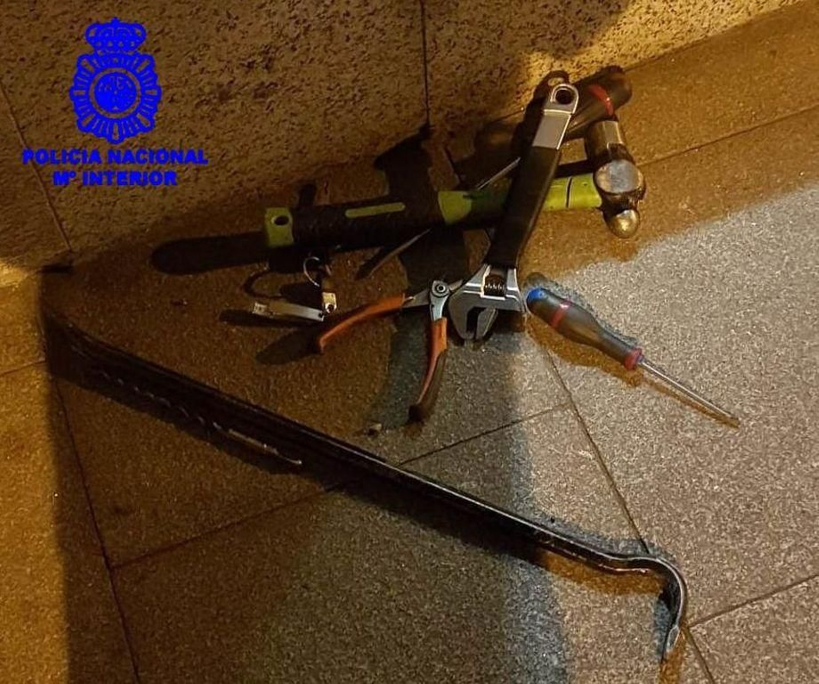 Los instrumentos utilizados como palanca para entrar en las farmacias.