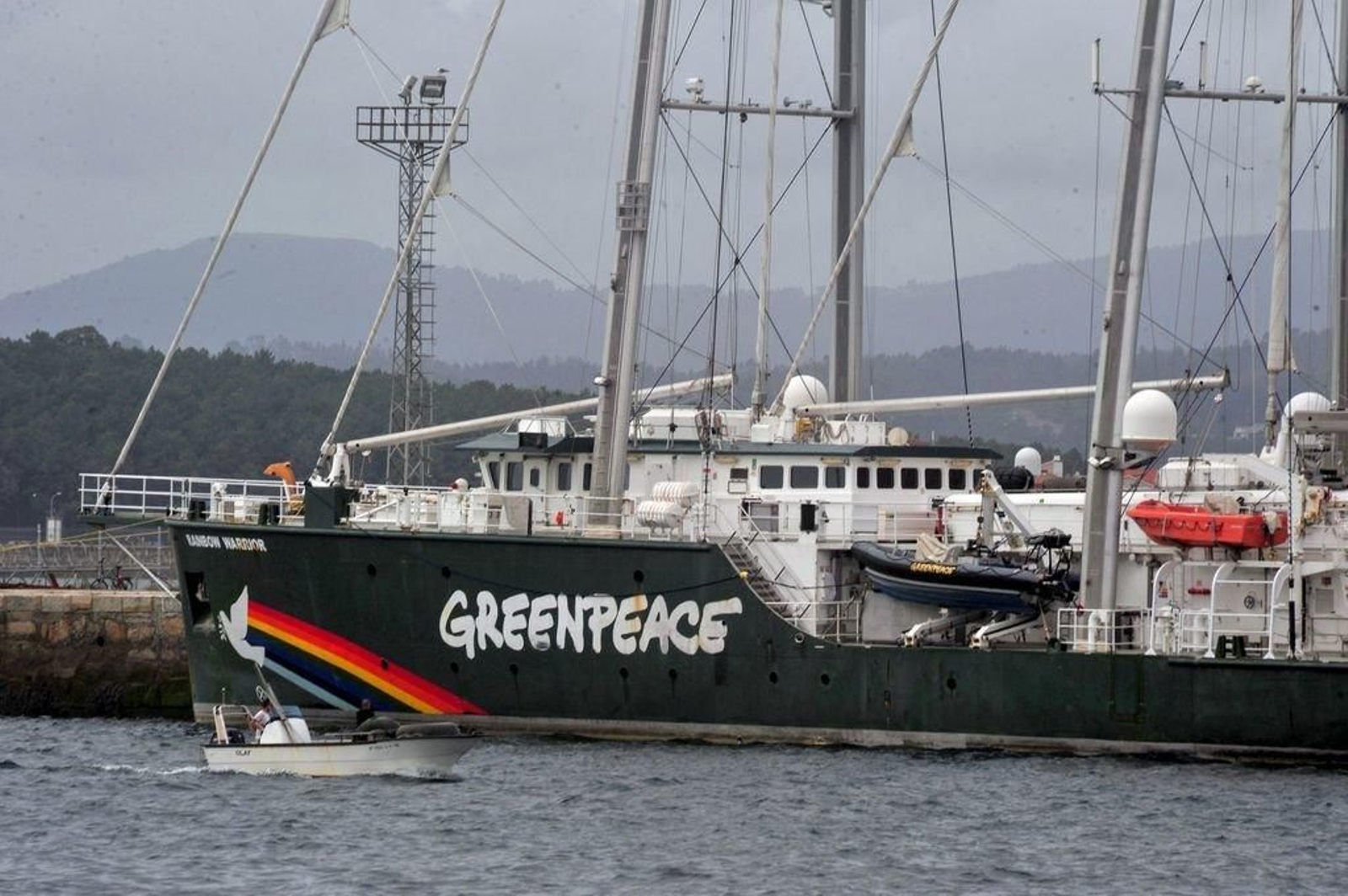 El barco de Greenpeace sigue en Vilagaría hasta el día 30.