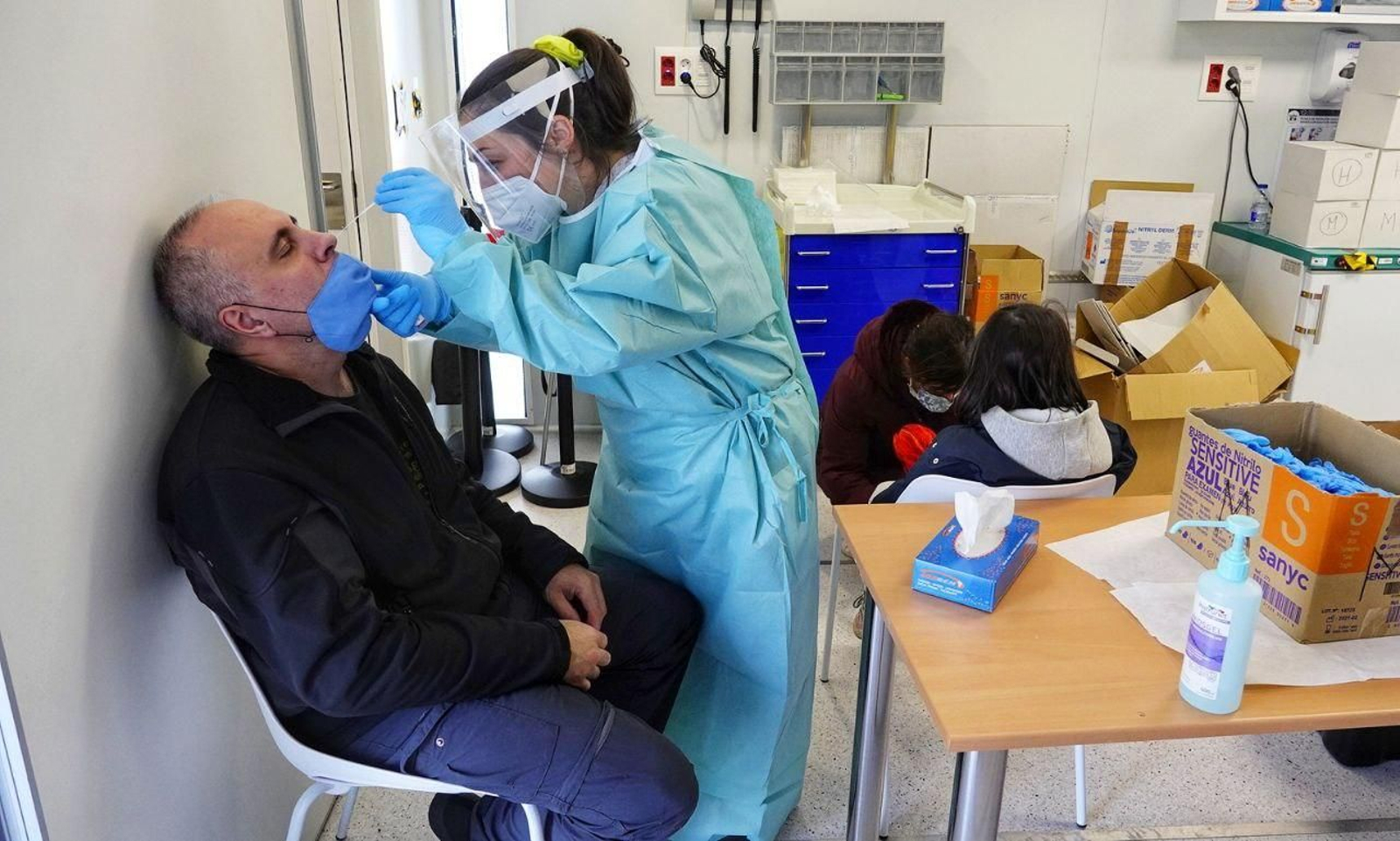 Sanitario haciendo una PCR de coronavirus.