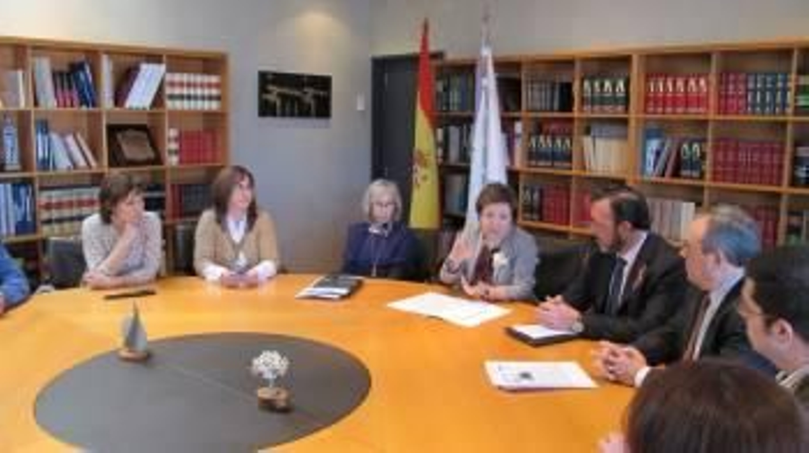 Pilar Farjas, segunda por la izquierda, en el acto de ayer. (Foto: )