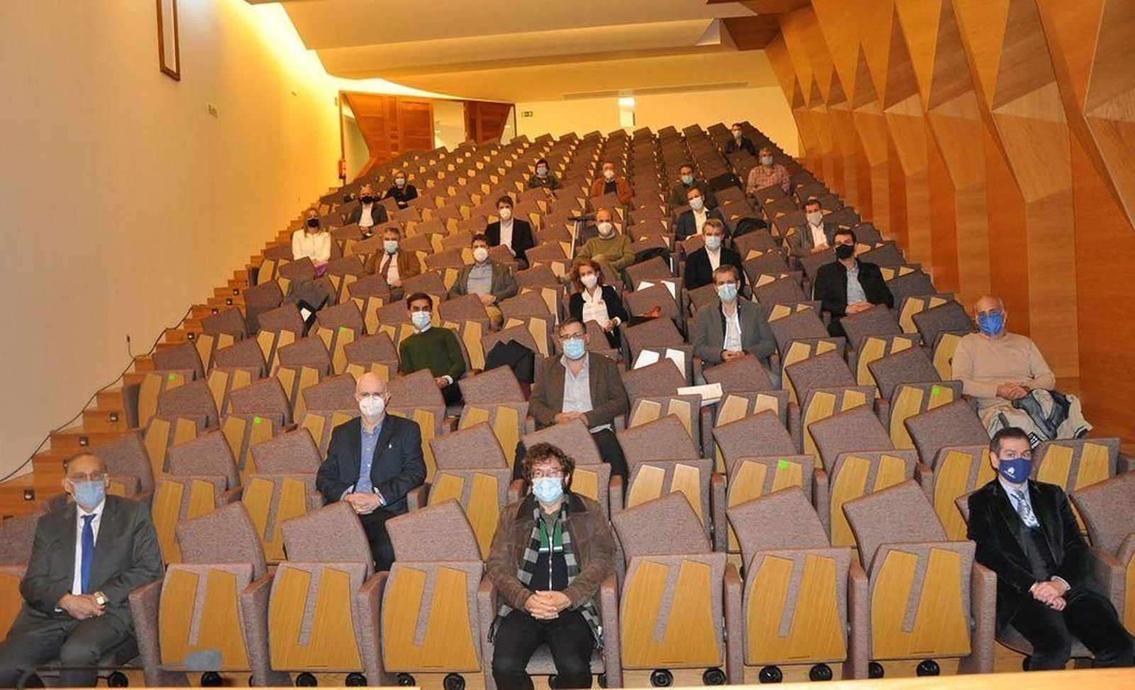 Foto de familia de los nuevos catedráticos y catedráticos con el rector, Manuel Reigosa.