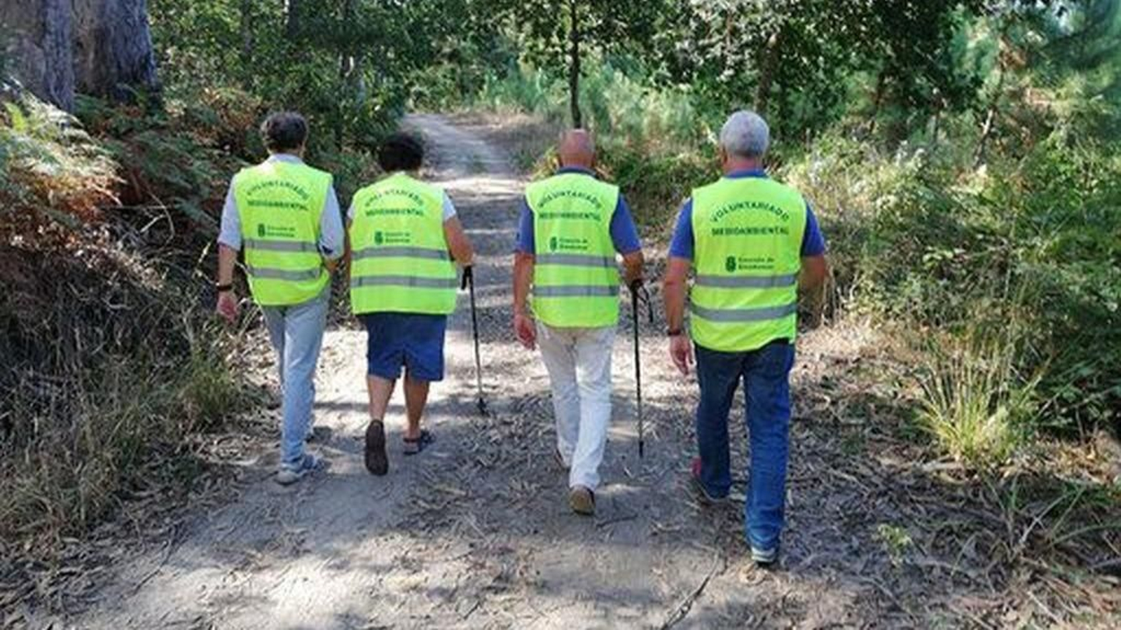 Un grupo de voluntarios patrulla por uno de los montes de la villa condal a principios de verano.