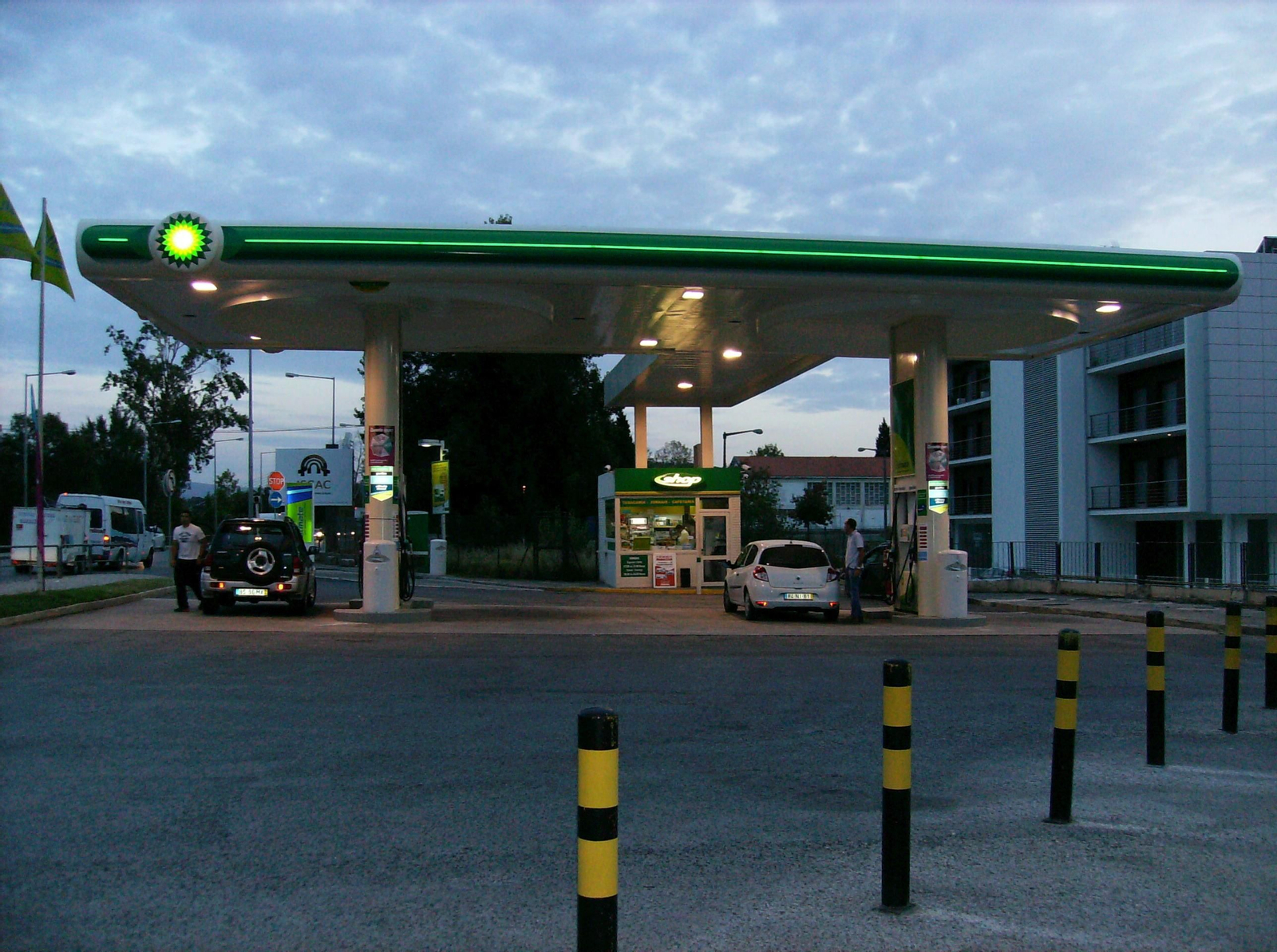 Un conductor reposta combustible en una gasolinera de Portugal.