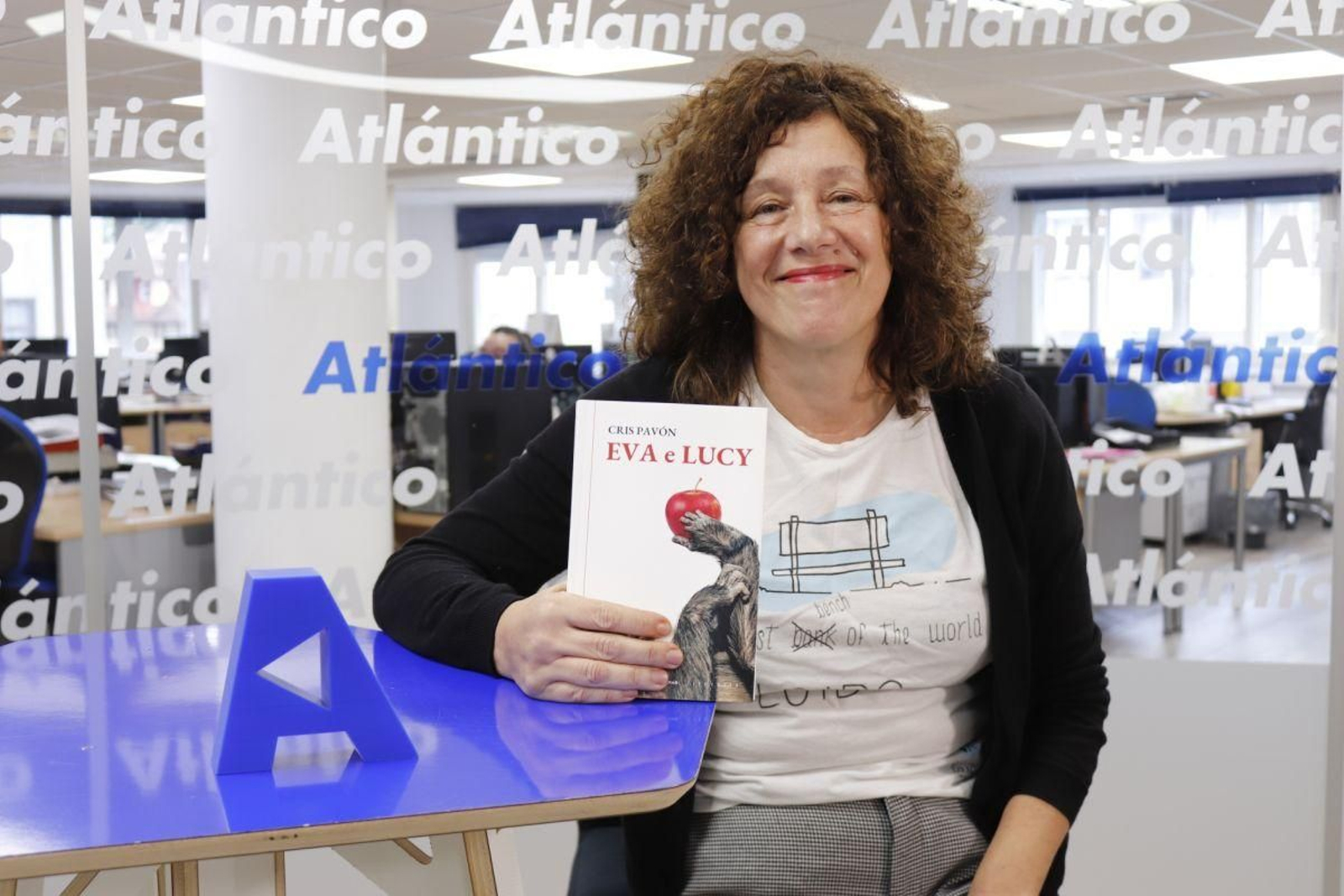 A escritora Cris Pavón visitou Atlántico para falar sobre a obra “Eva e Lucy”.