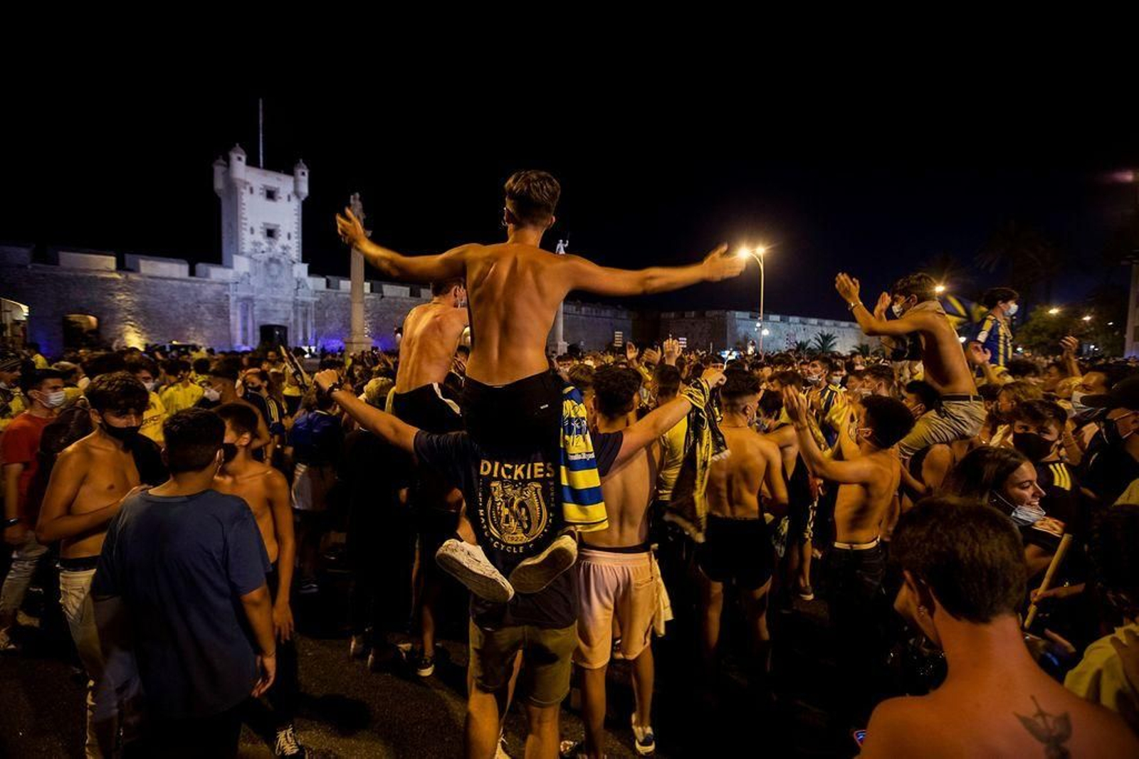 Reunión de centenares de aficionados del Cádiz sin mascarillas ni distancia.