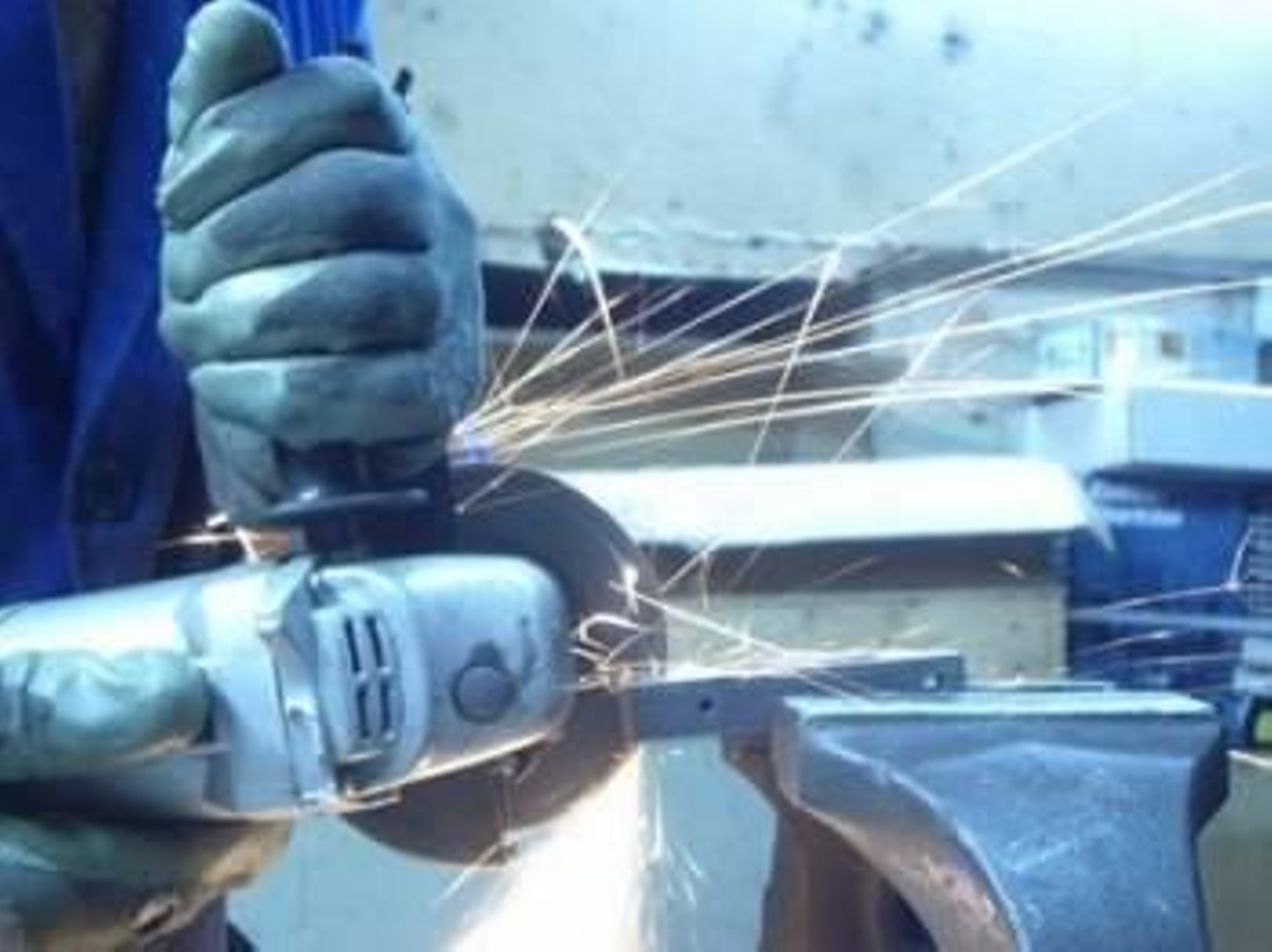 Las chispas de una rebarbadora, las causantes del incendio