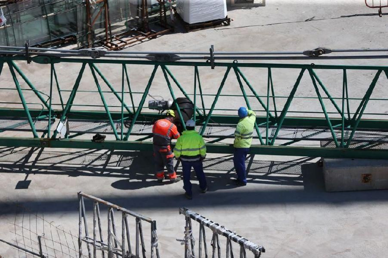 Desmontan la grúa de la Ciudad de la Justicia de Vigo _ Alberte 30