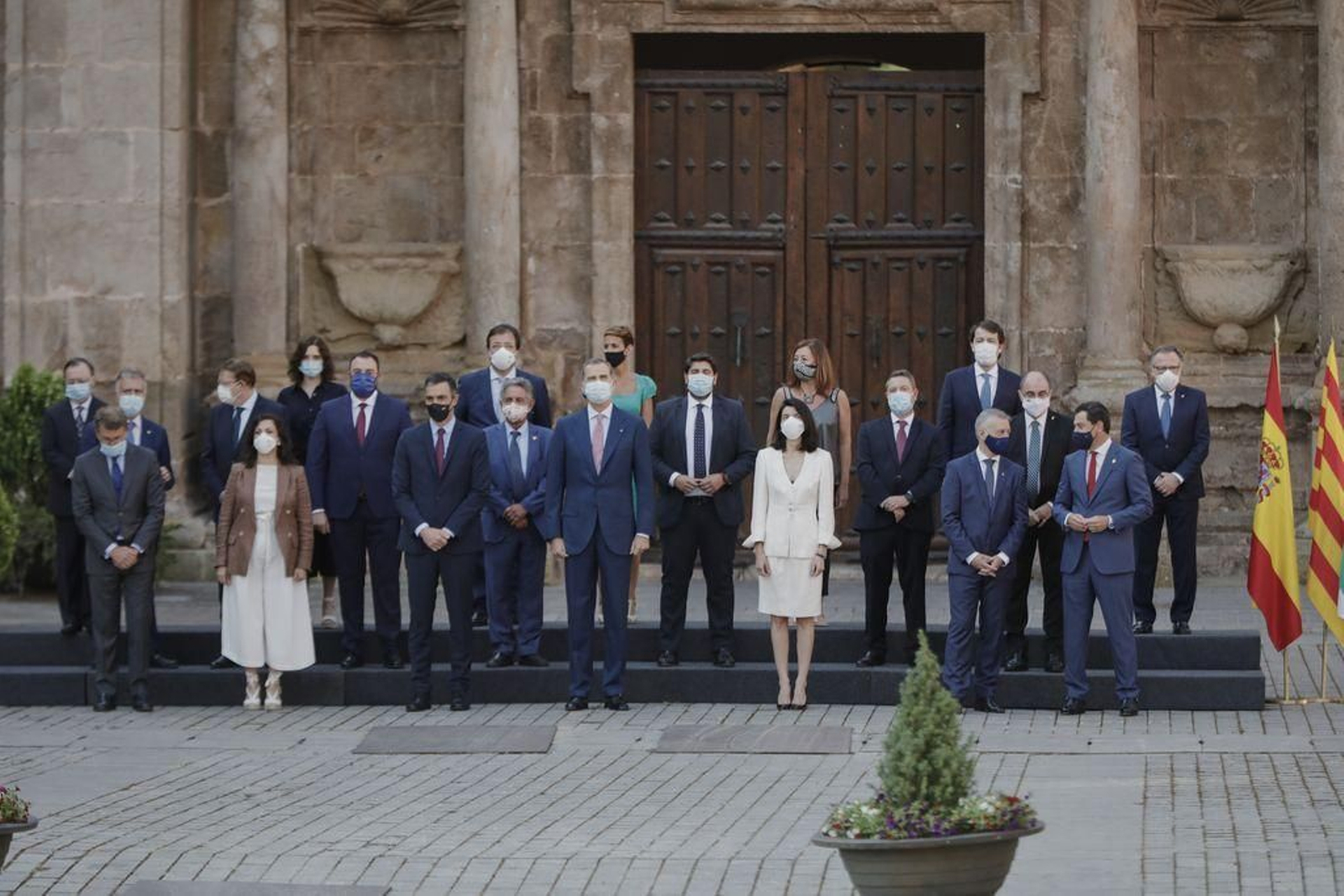 Los presidentes autonómicos posan junto al rey Felipe VI en la Conferencia de Presidentes.