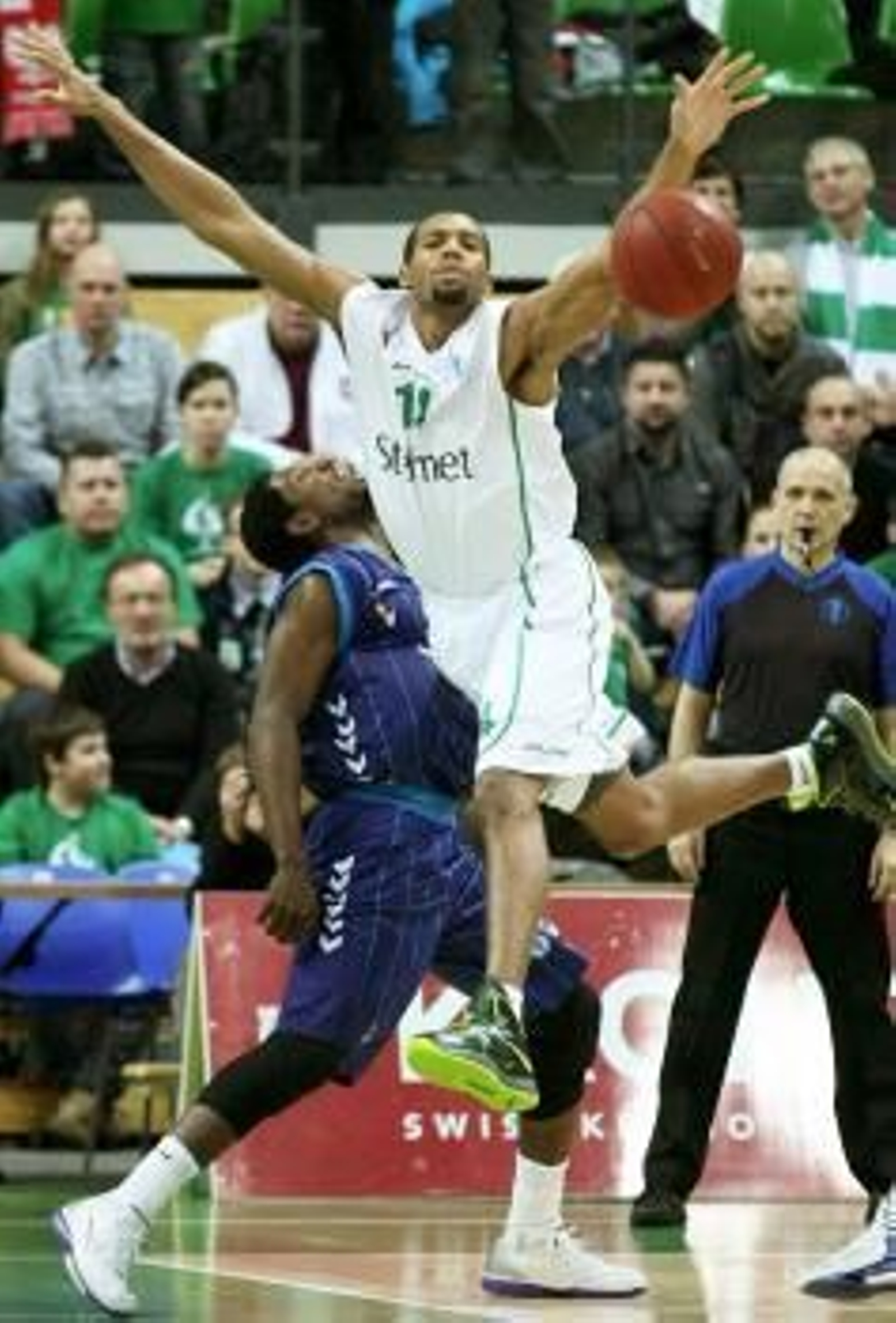 El jugador del Cajasol Sevilla, John Holland (i) lucha por el balón con Quinton Hosley (d) del Stelmet Zielona Gora durante el partido correspondiente a la Eurocopa de Baloncesto disputada en Zielona (Foto: EFE)
