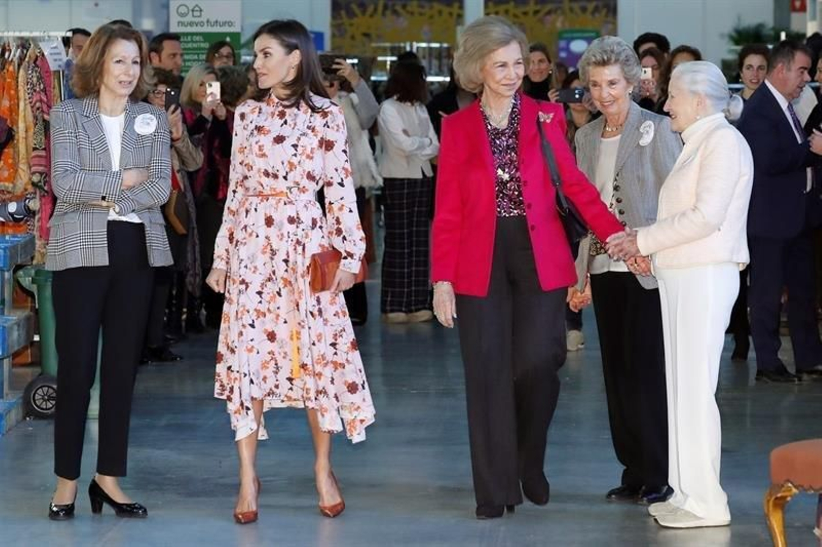 La reina Letizia y la reina emérita Sofía junto a la presidenta de la asociación Nuevo Futuro, Josefina Sánchez Errázuriz (i), visitan "El Rastrillo 2019"