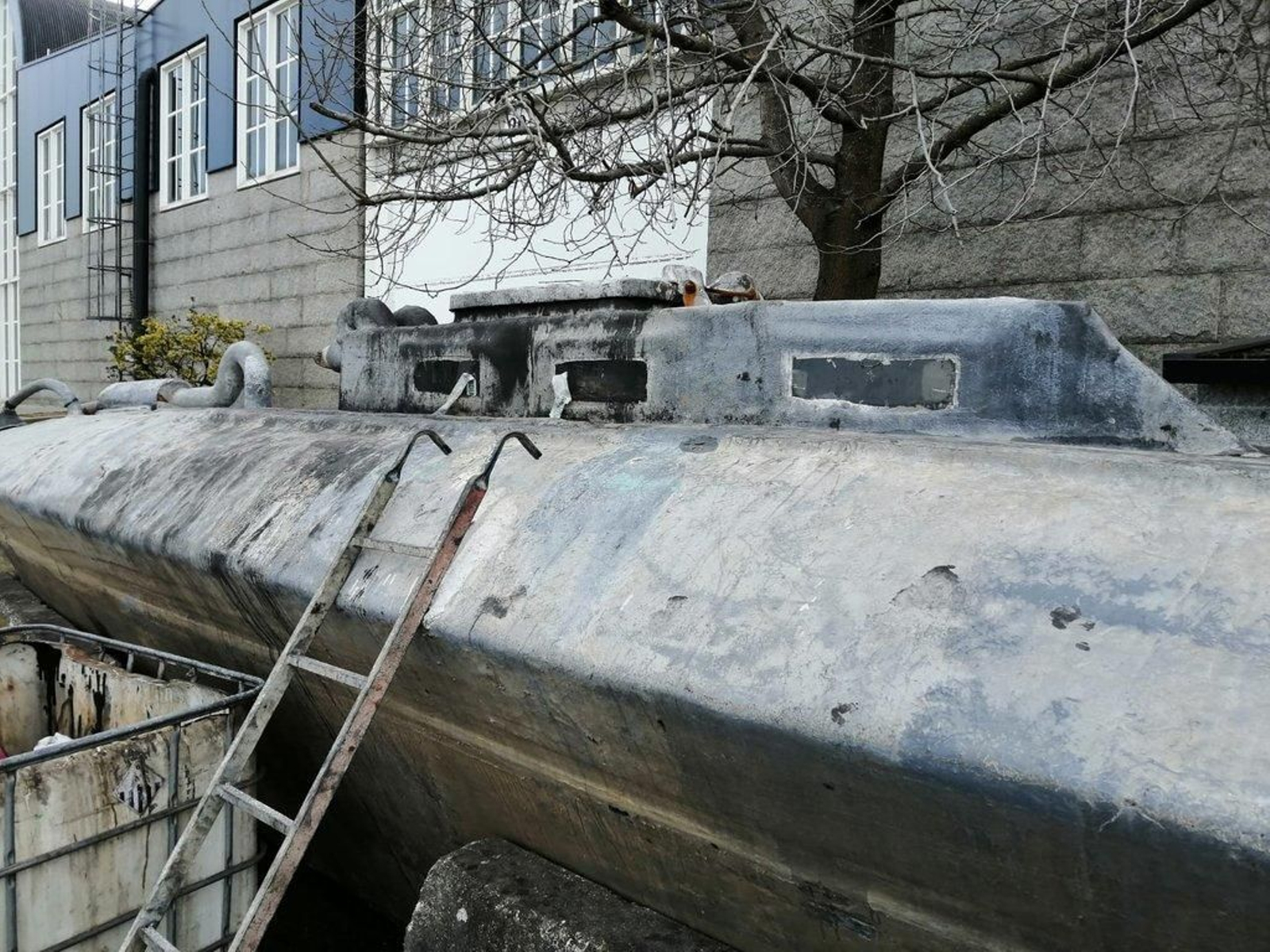 El narcosubmarino en las instalaciones de Zona Franca en Vigo 2