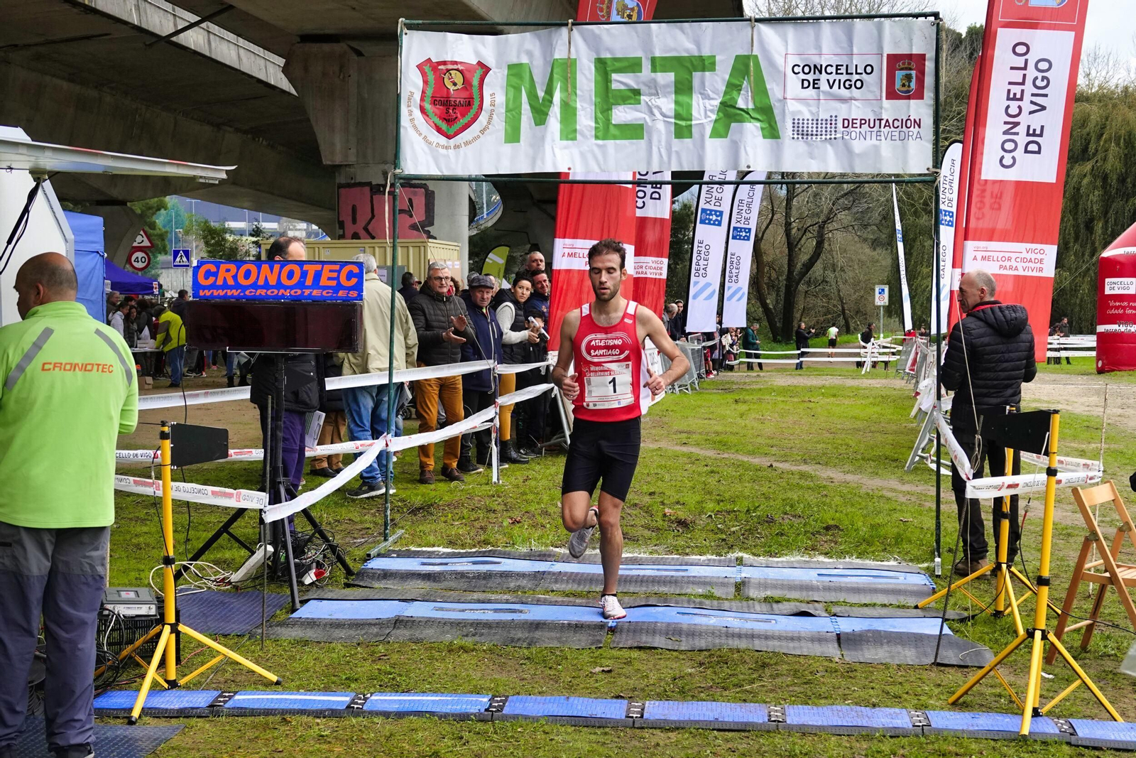 Llegada a meta de un corredor en el Memorial Belarmino Alonso de Cross.