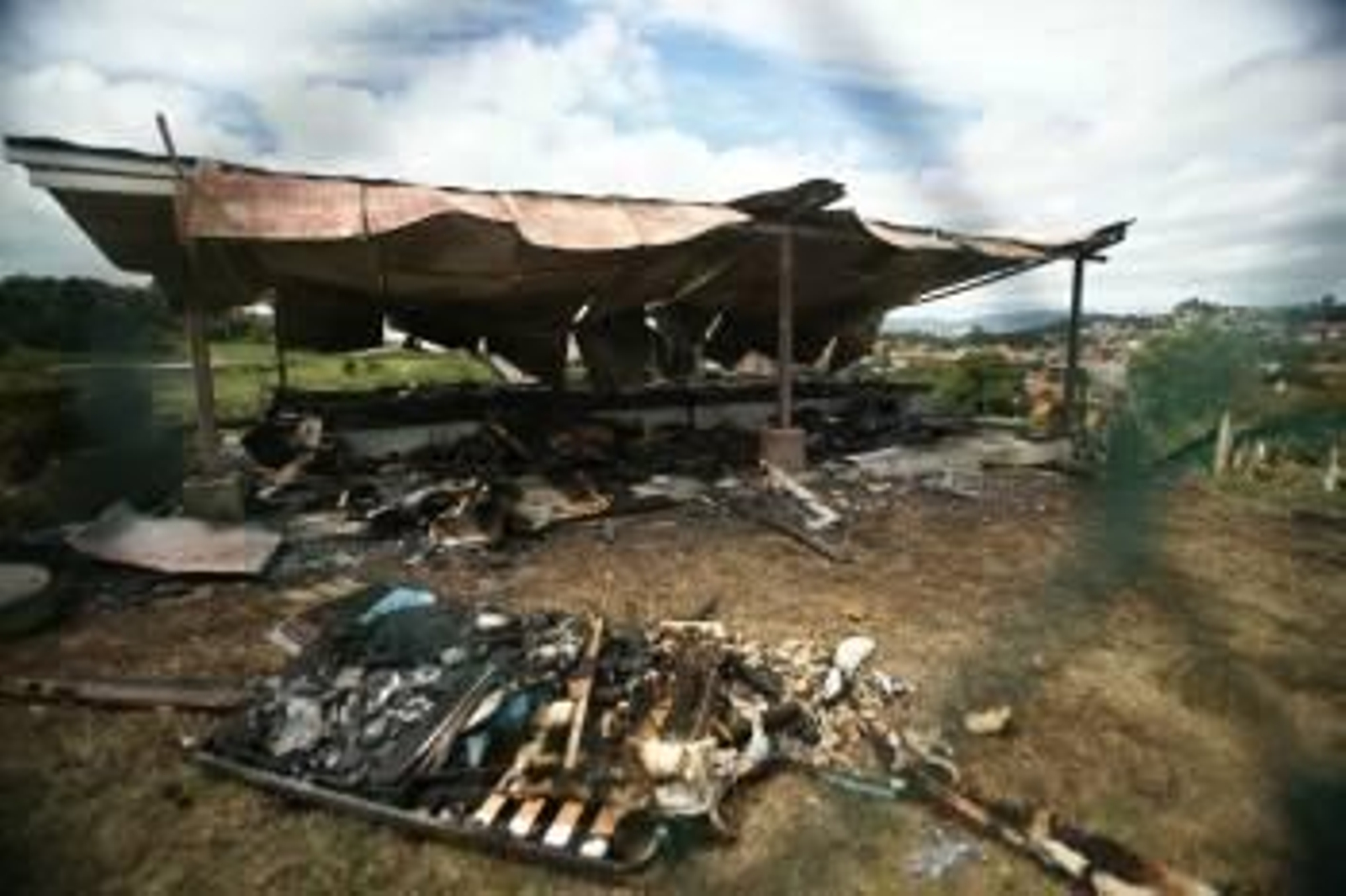 Estado en el que quedó la casa prefabricada incendiada el lunes.