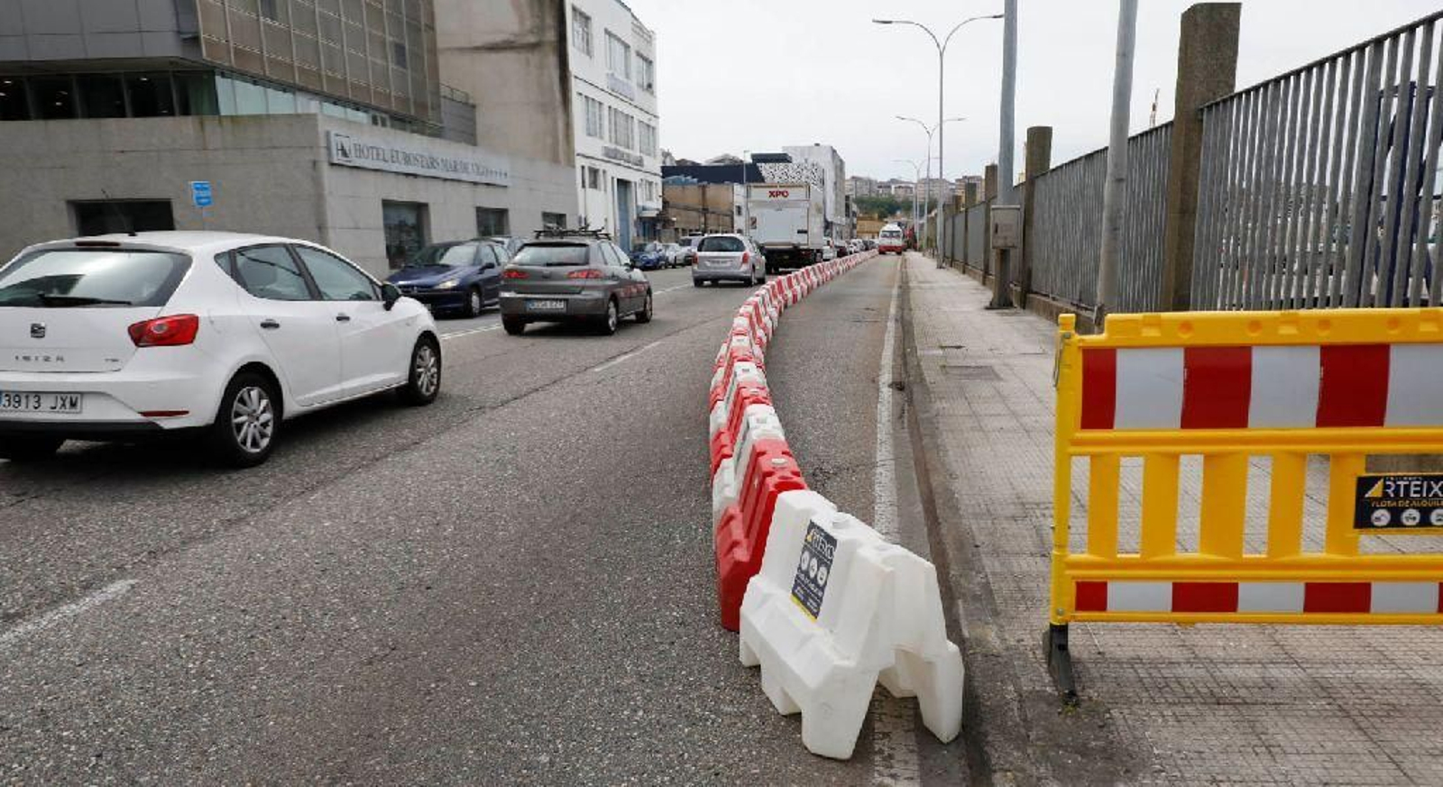 Las obras del carril bici colapsan Beiramar. // J.V. Landín