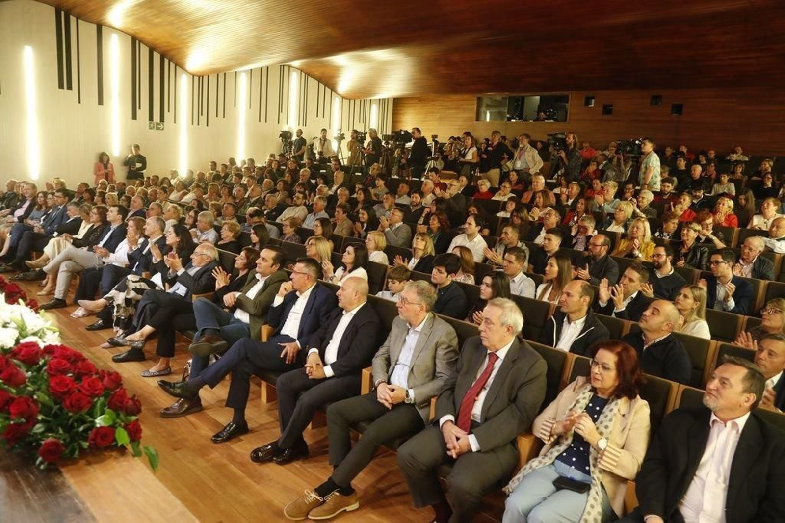 El auditorio se llenó para la sesión de investidura, aunque quedaron asientos, y entre los invitados el exalcalde Castrillo.