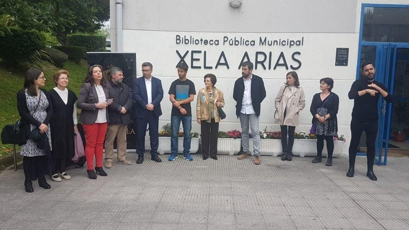 El hijo y la madre de Xela Arias, ayer junto al alcalde Javier Bas, en el acto de descubrimiento de la placa.