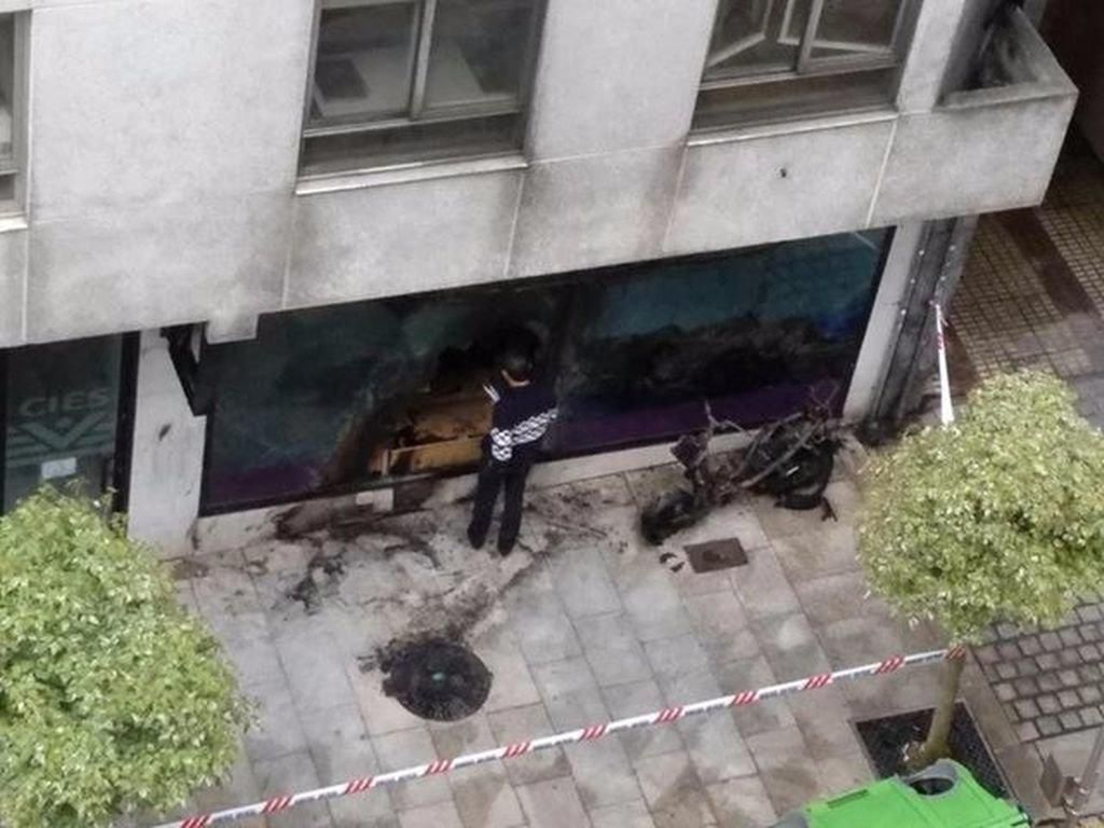 La moto quedó completamente calcinada y la fachada afectada.