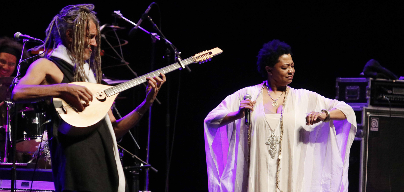 Con su torrente de voz, Lisa Fischer llenó el escenario del Auditorio de Beiramar. Pese a utlizar dos micros (uno de mano y otro de pie), su potencial le permitía cantar sin ellos. // jv landín